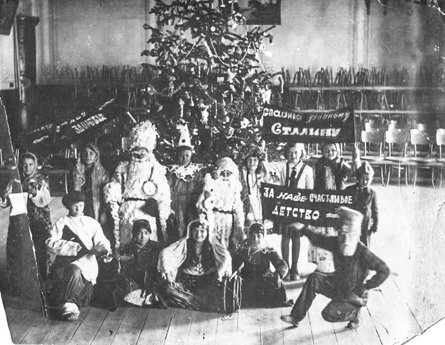 Der erste erlaubte Weihnachtsbaum in der Schule Nr. 1 in Namangan, Usbekische SSR. 1936.