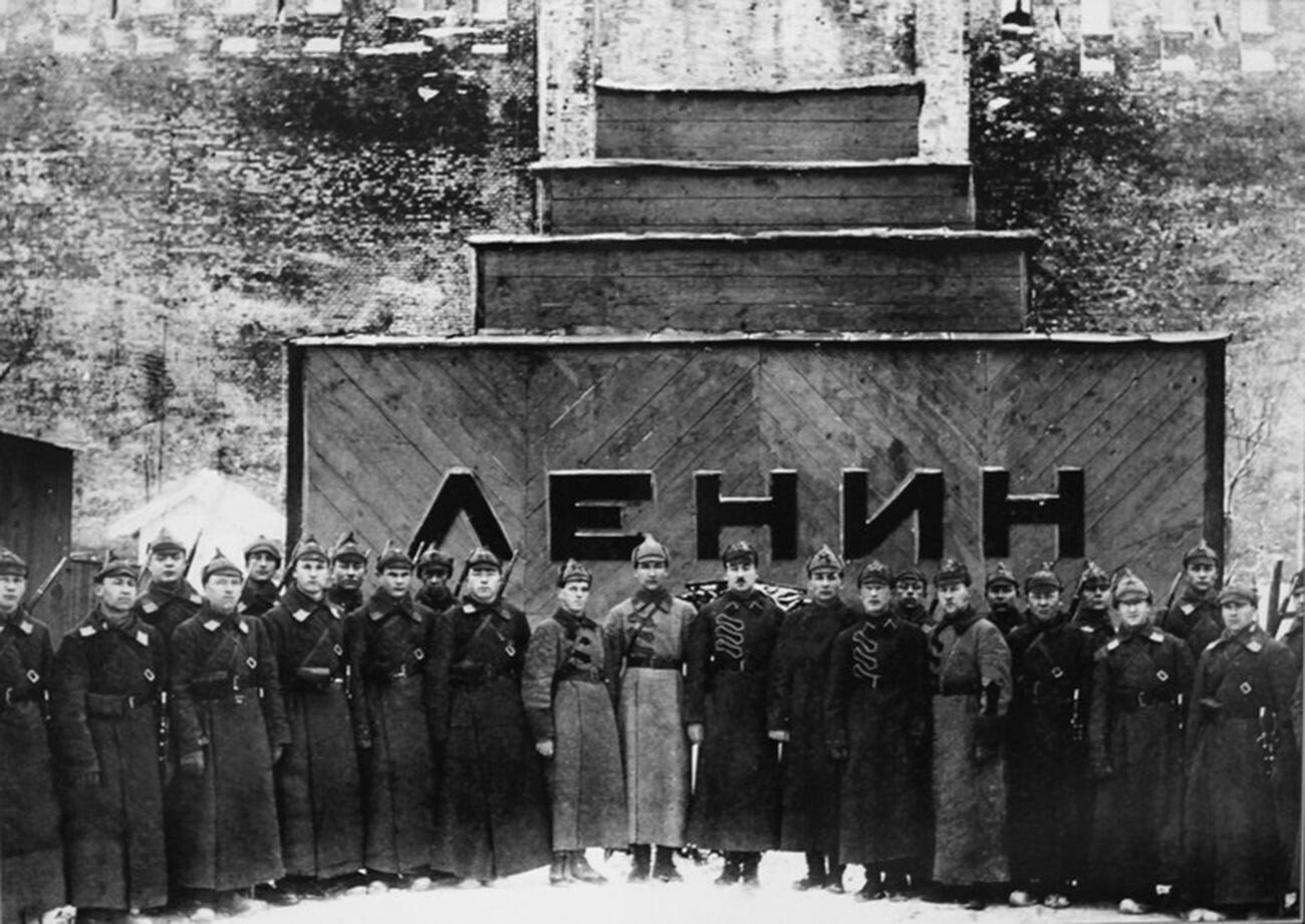 The temporary wooden mausoleum in 1924