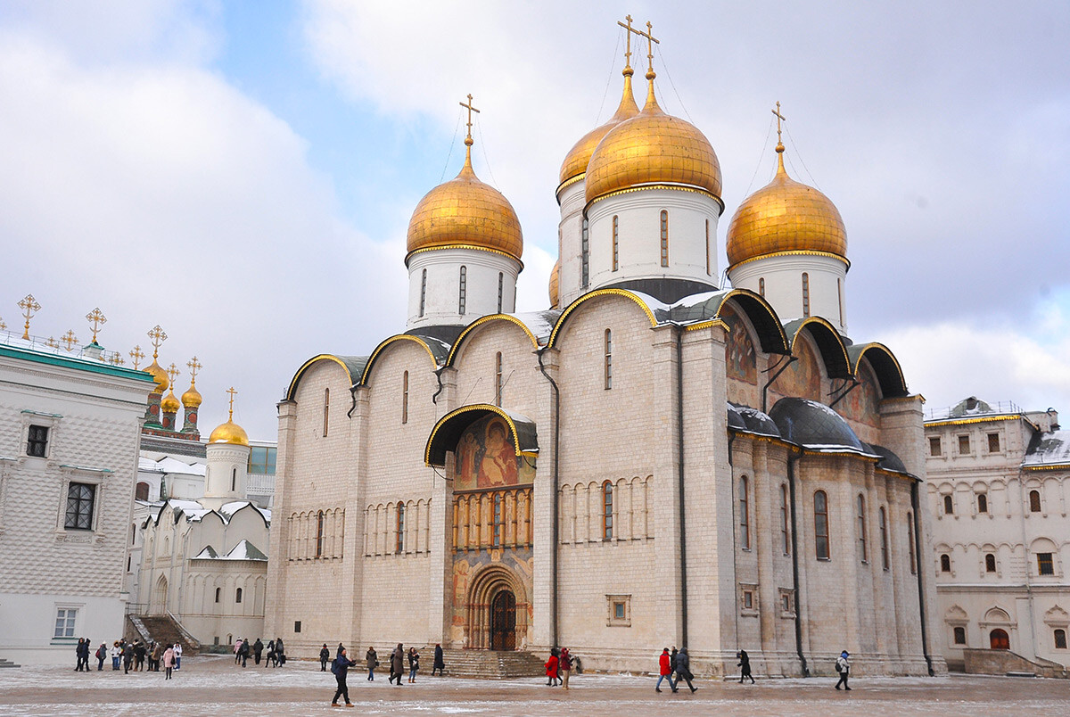 Así luce este tejado en la fachada de la Catedral de la Dormición del Kremlin de Moscú.
