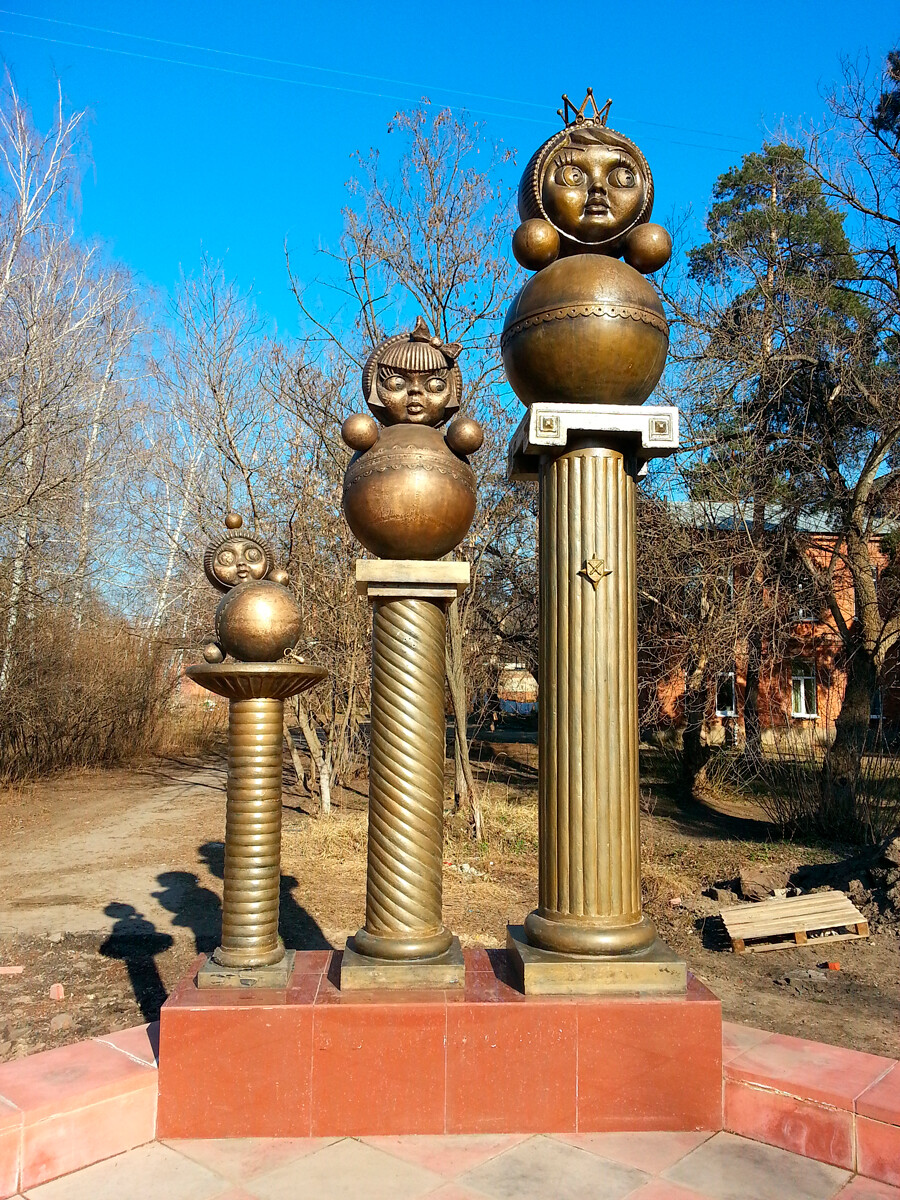 Monument to nevalyashka in Kotovsk, Tambov Region