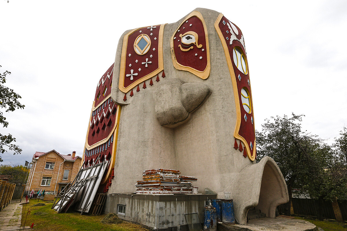 MOSKOVSKA REGIJA, RUSIJA, 2016. Hiša v obliki slona v vasi Ostrovci na Centralni ulici.