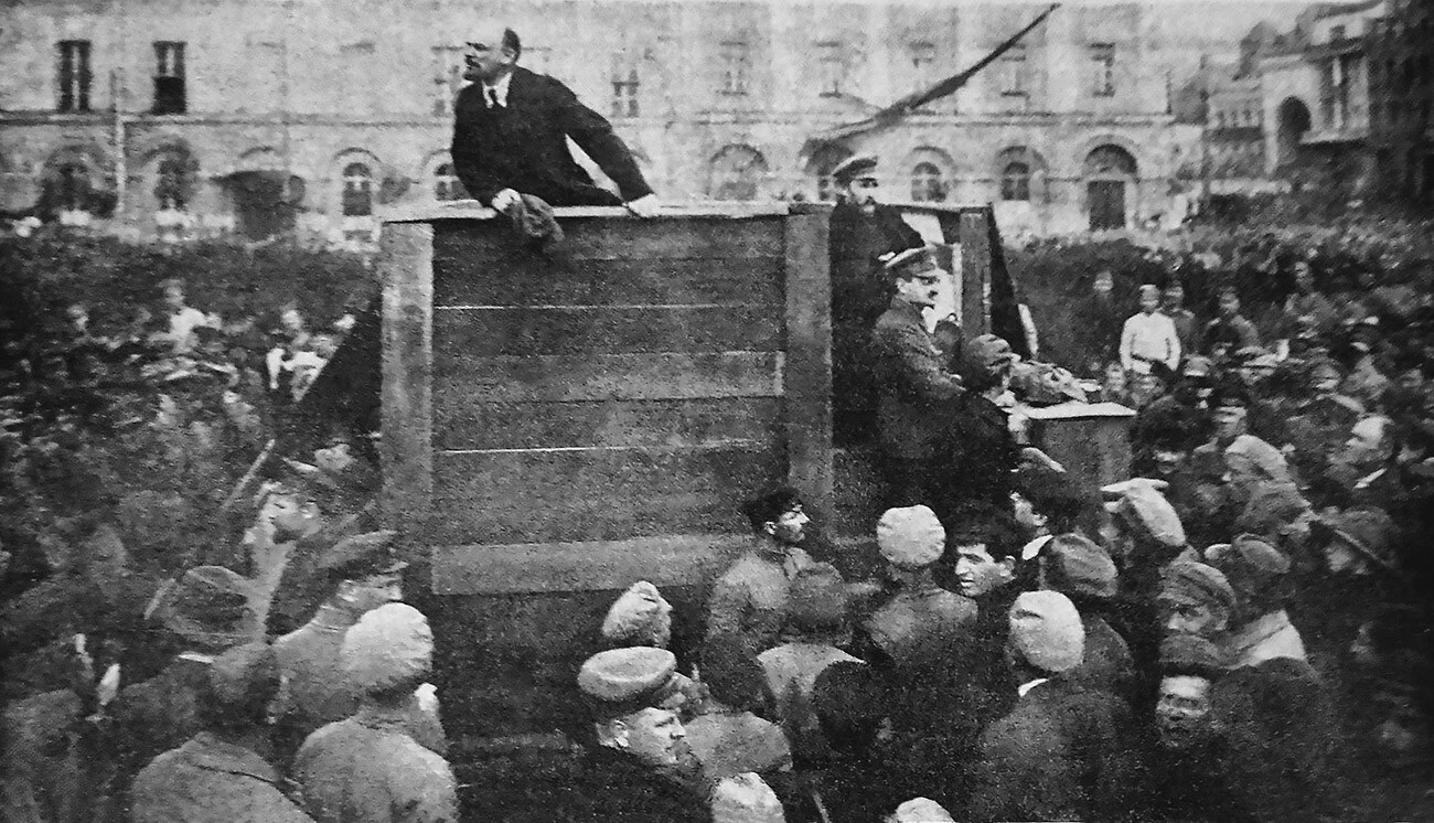 Vladimir Lenin tiene un discorso di agitazione come presidente del Consiglio dei Commissari del Popolo (Primo Ministro)