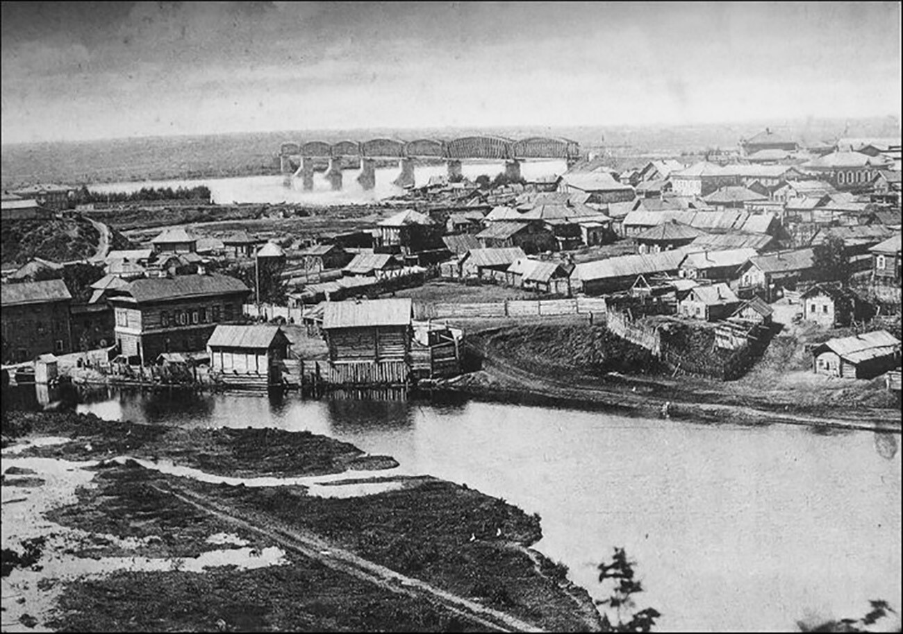 Novonikolaïevsk (aujourd'hui Novossibirsk) au tournant des XIXe et XXe siècles. Premier pont ferroviaire sur le fleuve Ob, rivière Kamenka au premier plan.