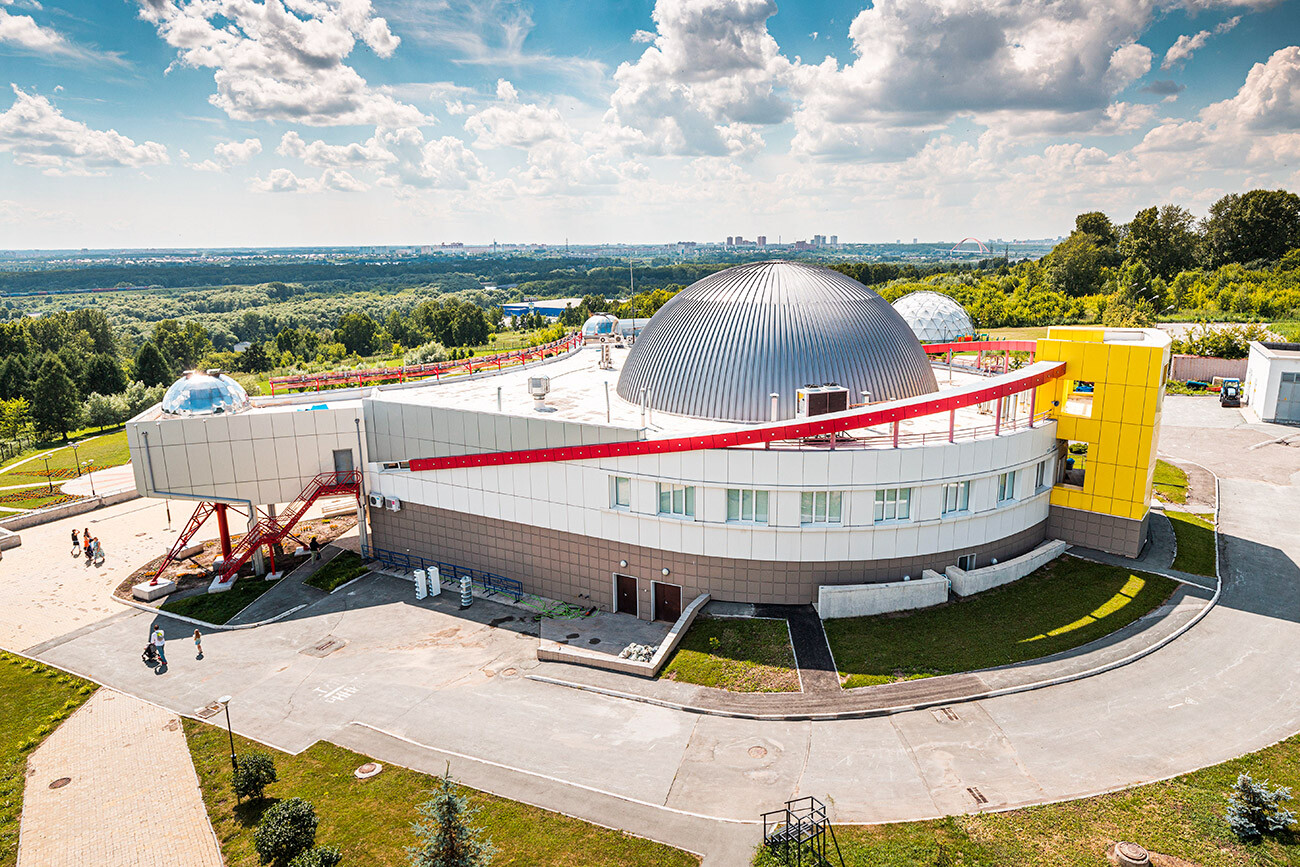 Vue sur le grand planétarium de Novossibirsk