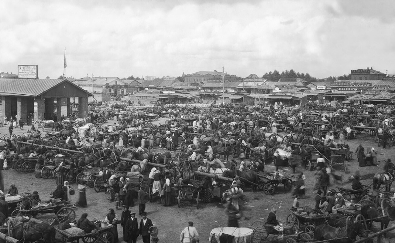 Bazarni trg (zdaj Leninov trg) v Novonikolajevsku (zdaj Novosibirsku) leta 1913. 