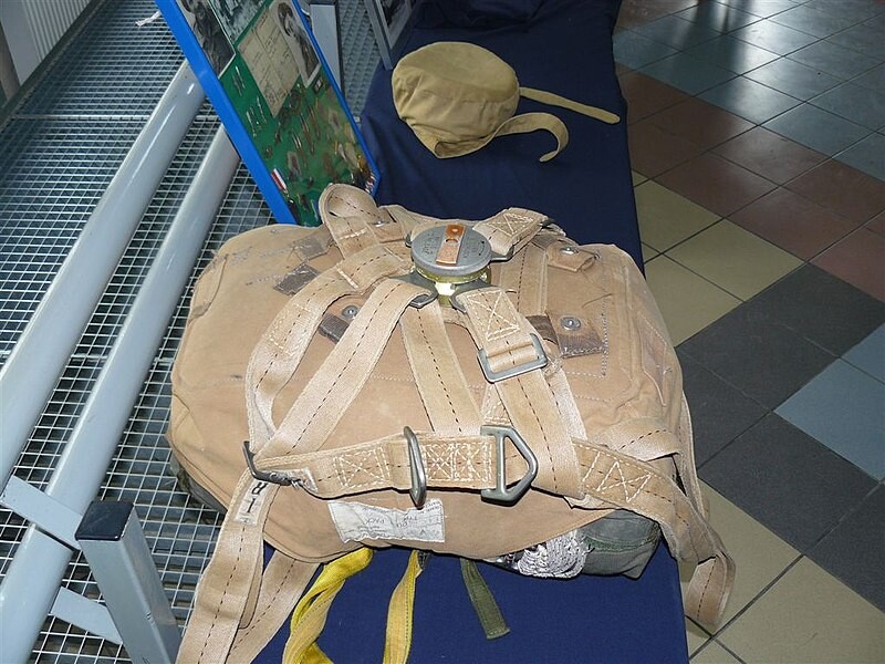 Paracaidas Irving plegado y conservado en un museo.