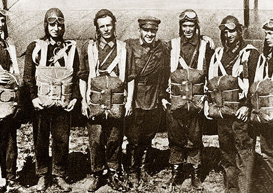 Grupo de paracaidistas antes del salto del 2 de agosto de 1930
