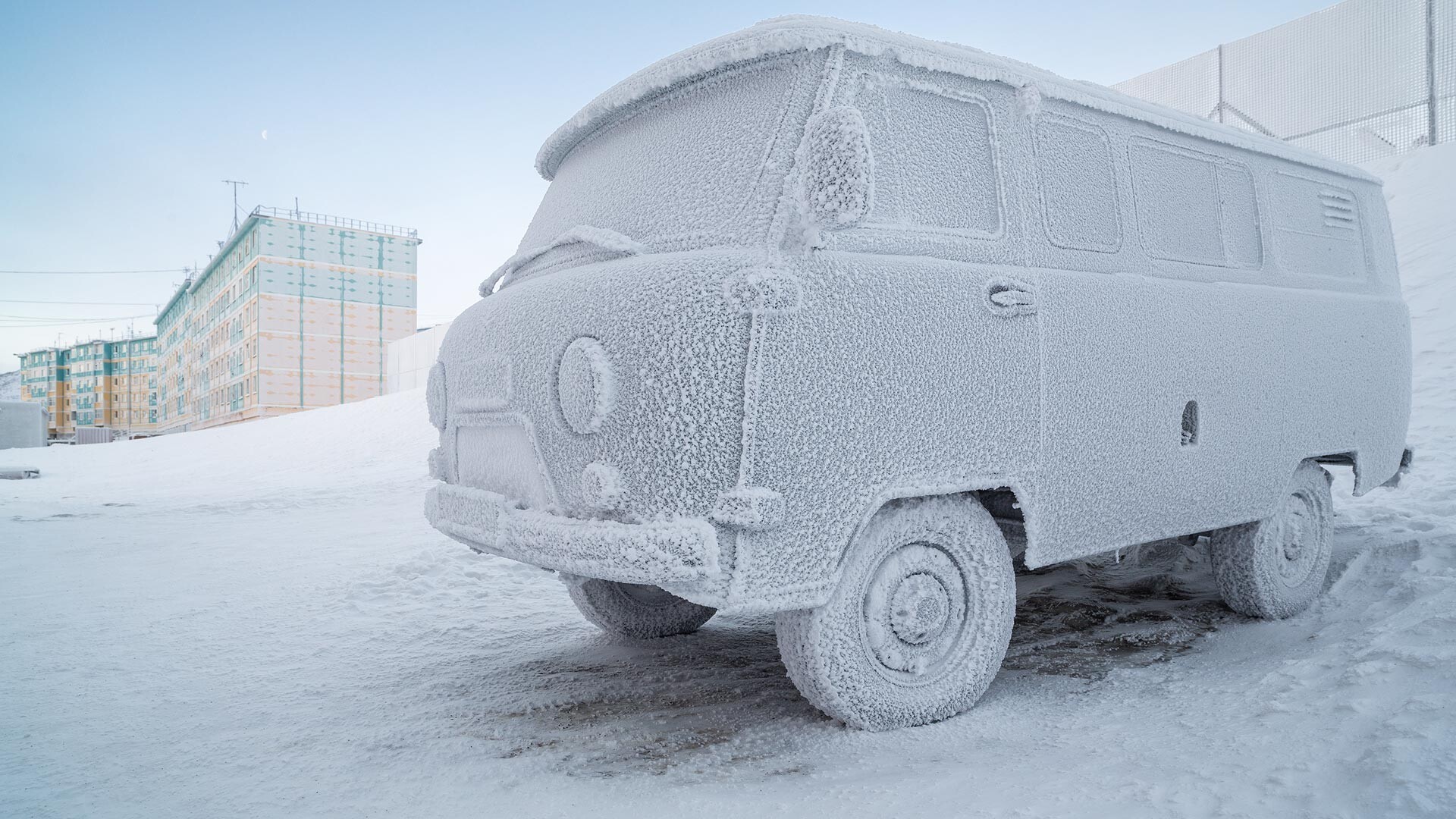 Avtomobil v "ledenem oklepu". Surovo podnebje na Arktiki. Zimski mraz. 26. november 2013, mesto Anadir (Čukotka, Sibirija, Rusija)