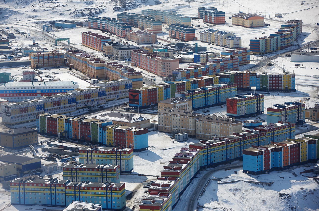 Barvite stanovanjske hiše v mestu Anadir na Čukotki v Sibiriji, Rusija 