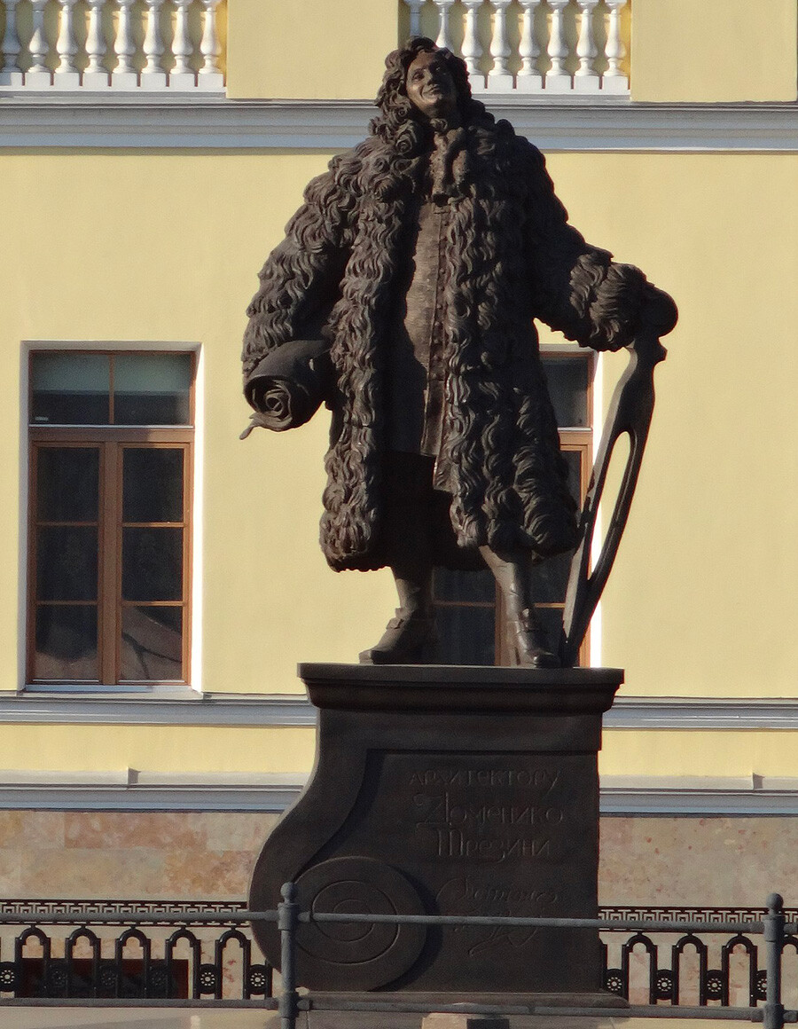 Памятник Трезини в Санкт-Петербурге.