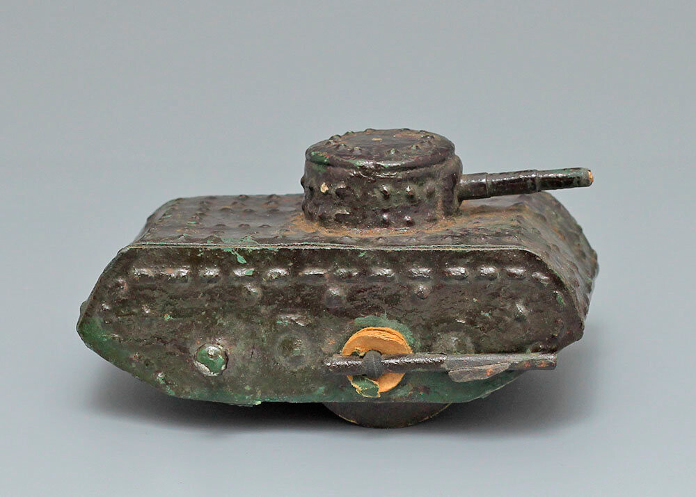Стара играчка, украс за јелку „Тенк“,  картон, СССР, 1940-их.