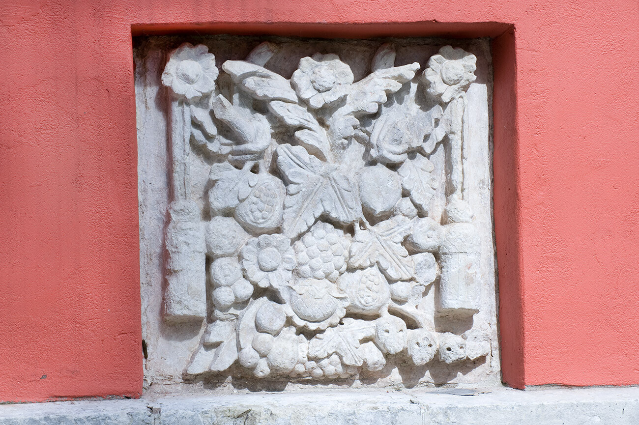 Ubori. Iglesia del Icono Milagroso del Salvador. Balaustrada de la terraza, panel ornamental de piedra caliza tallada. 16 de agosto de 2013.