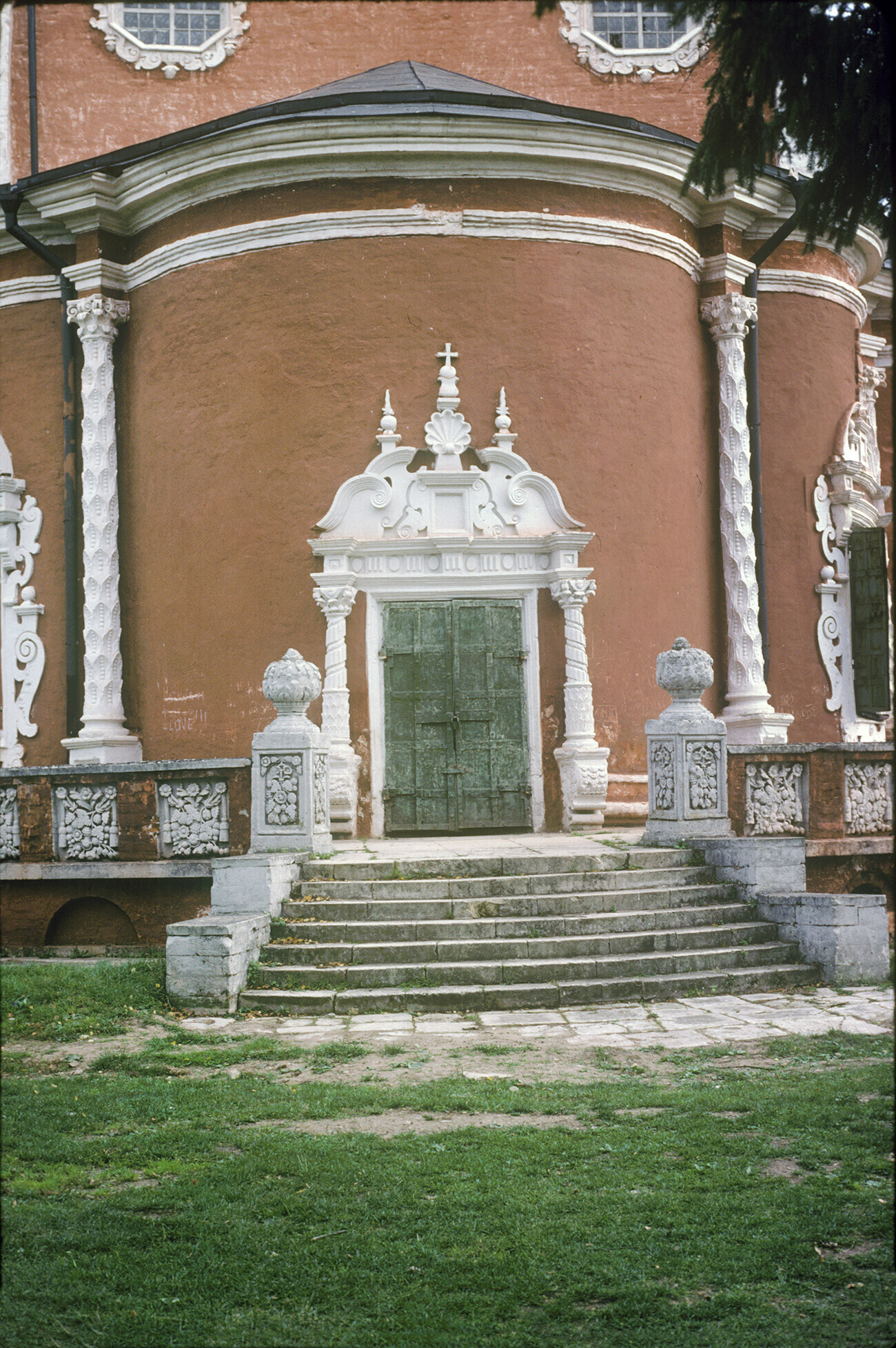 Ubori. Iglesia del Icono Milagroso del Salvador. Fachada oeste, portal principal. 28 de septiembre de 1992. 
