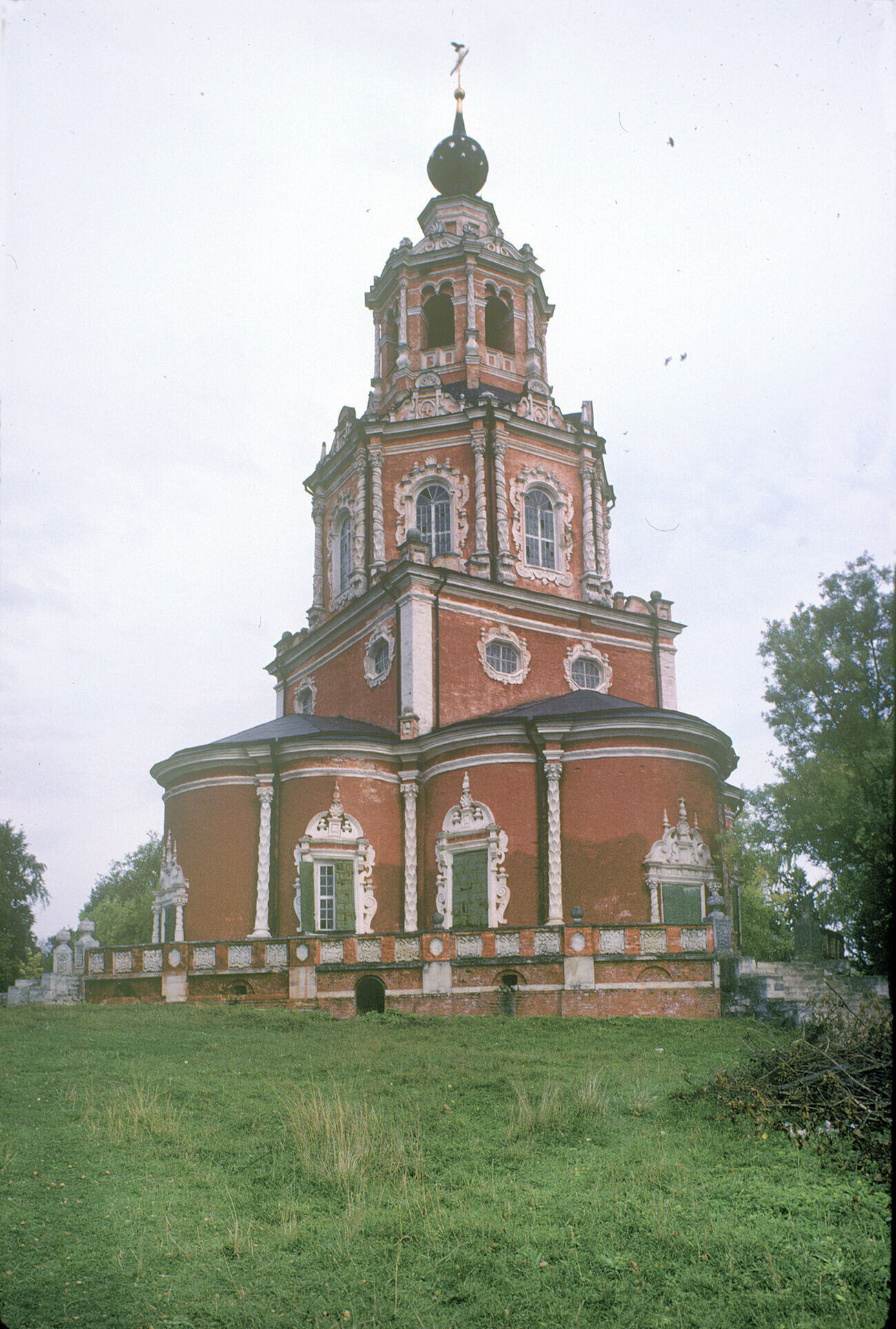 Ubori. Iglesia del Icono Milagroso del Salvador, vista suroeste. 28 de septiembre de 1992. 