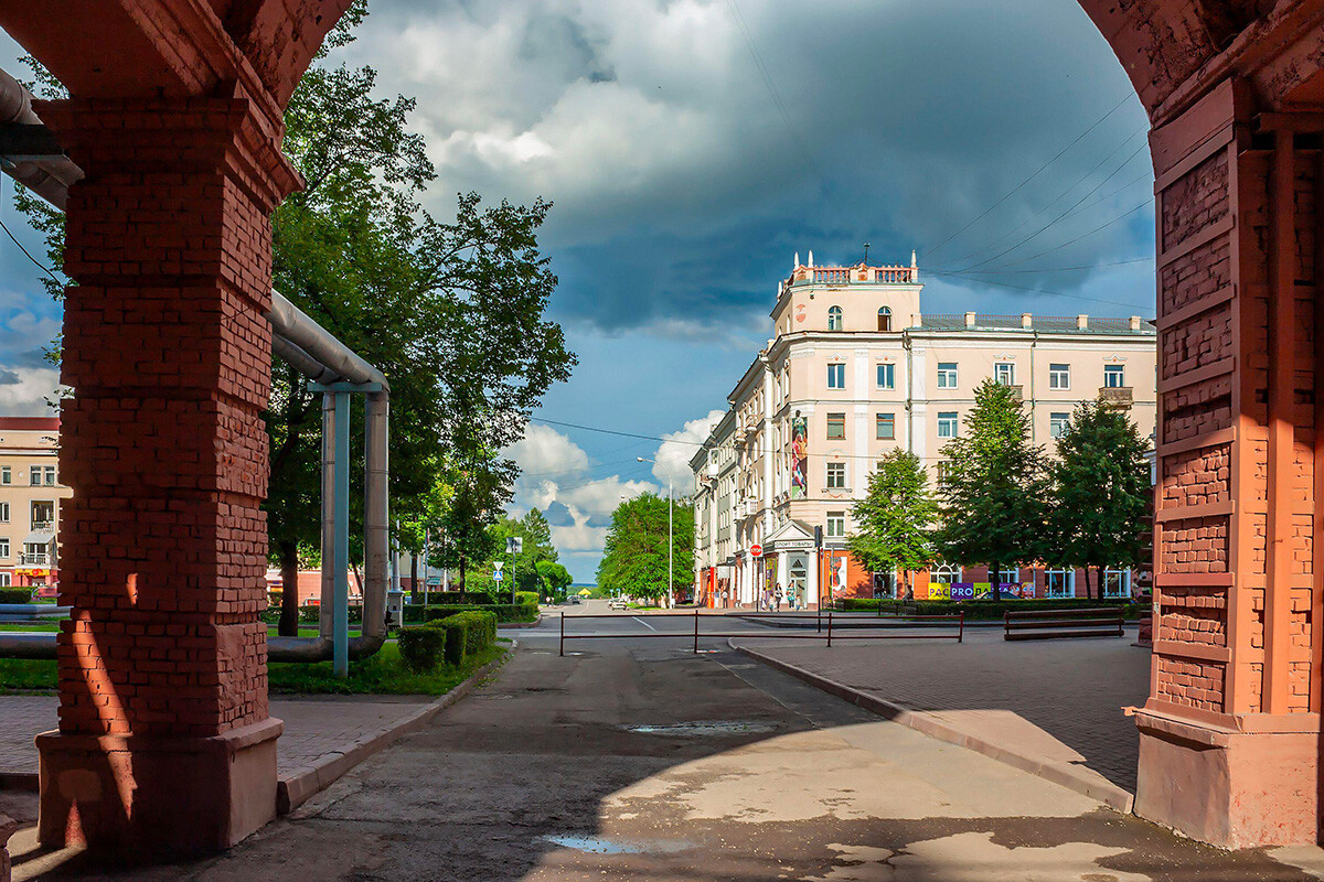 Kemerovo, pogled na Puškinov trg in ulico Ordžonikidze na oblačen poletni dan.