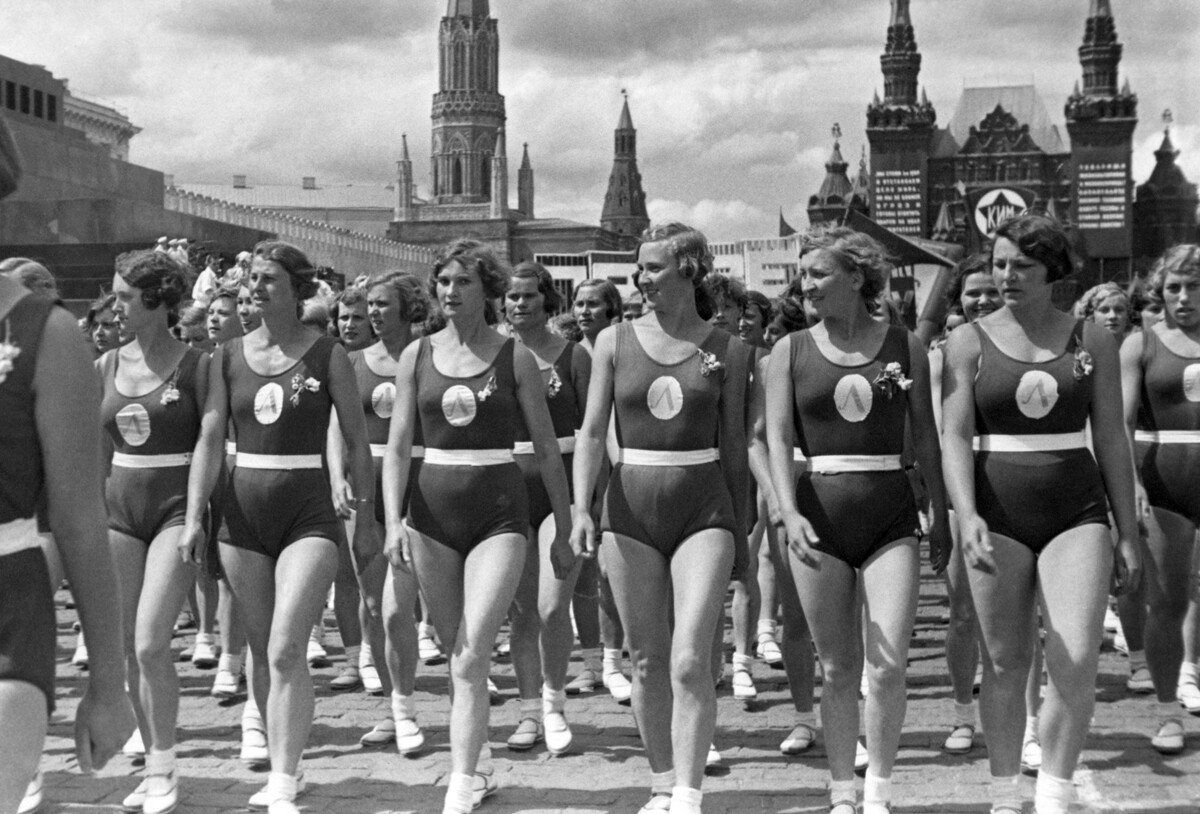 Parada de  fisioculturistas em Moscou, na Praça Vermelha, 1935.