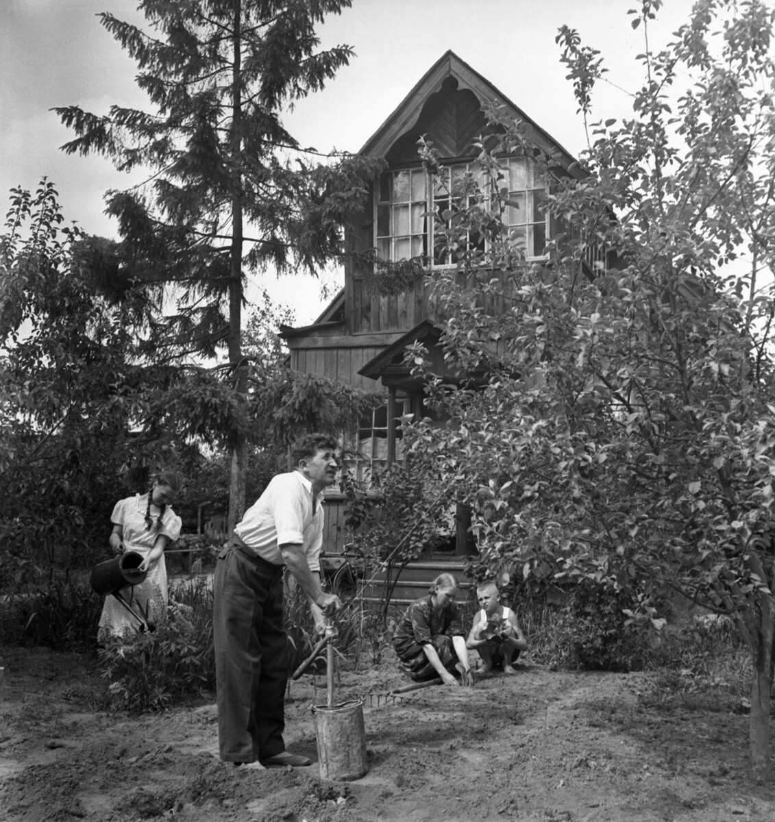 Trabalhador com a família na dátcha, na região de Moscou, em 1953.
