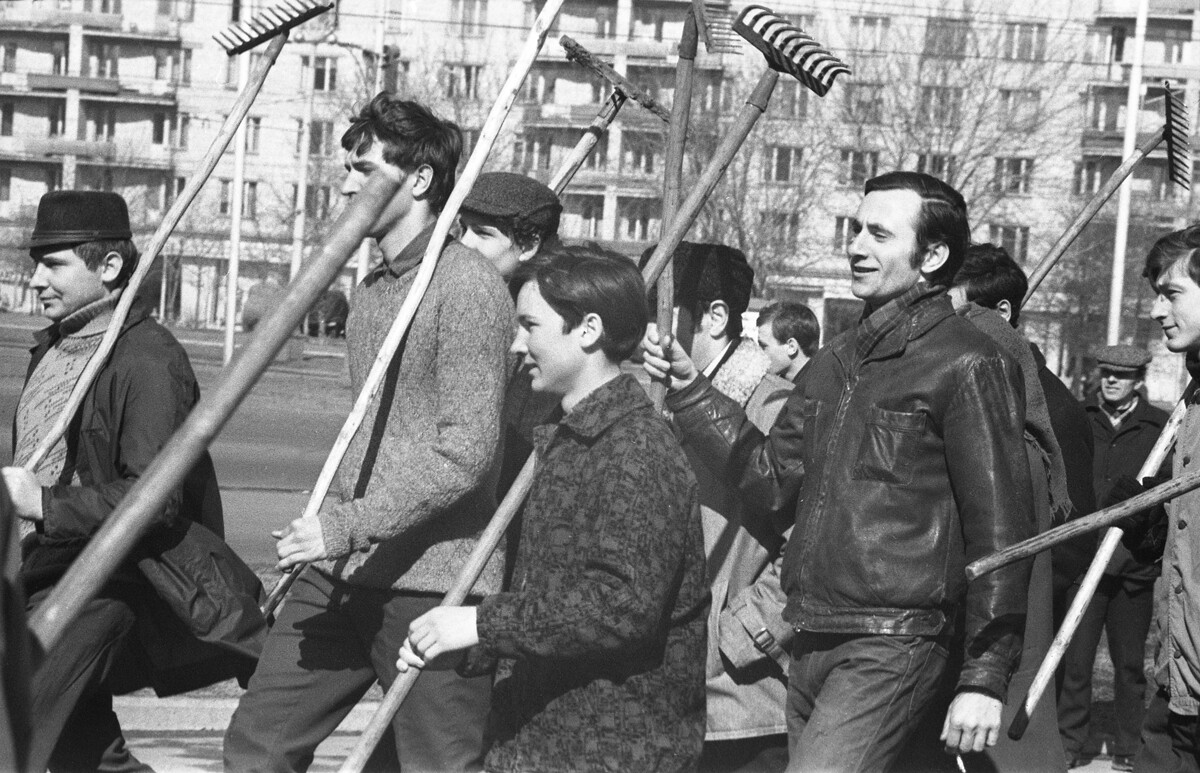50° subbôtnik comunitário nas ruas de Moscou, 1969.
