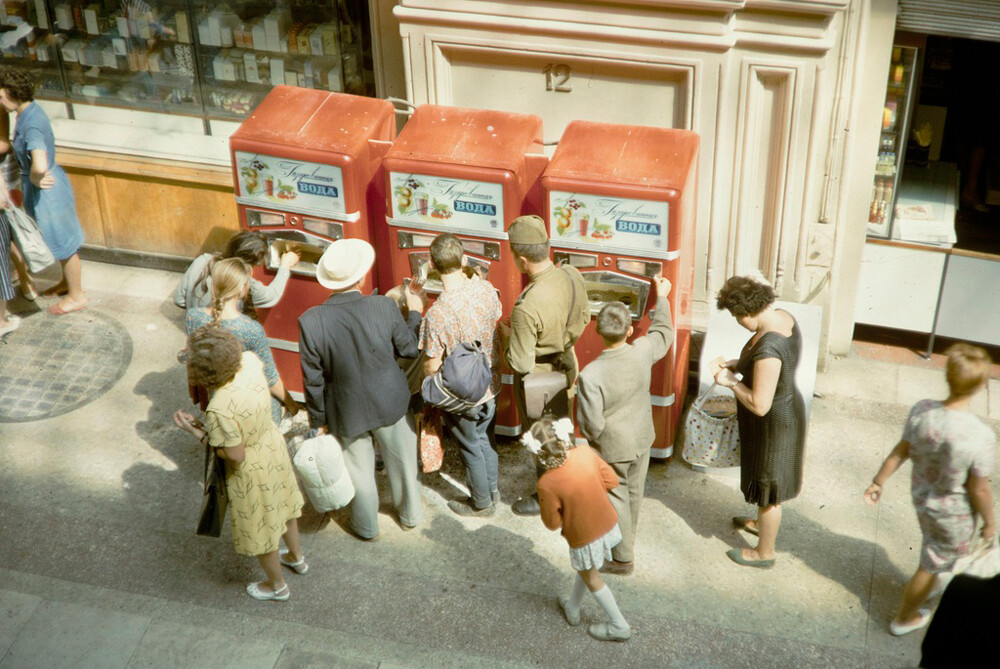 Máquinas automáticas no GUM, em Moscou, 1959-1964.