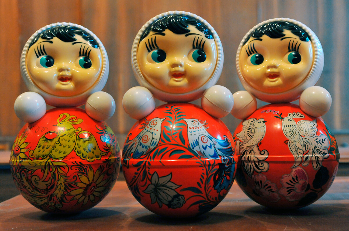 Bonecas personalizadas com a pintura folclórica russa “khokhloma”.