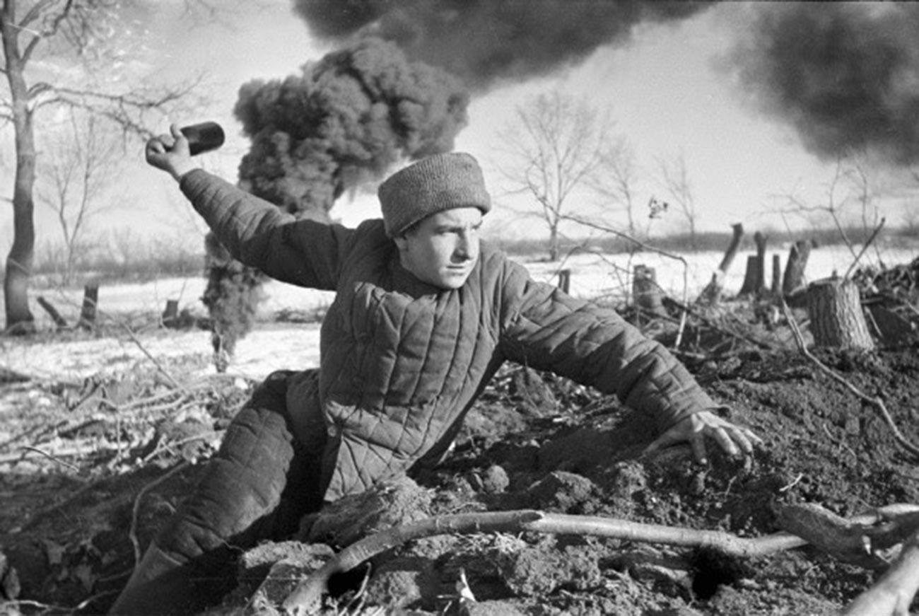 Ein Soldat macht sich bereit, eine Granate zu werfen. Russland, Stalingrad.