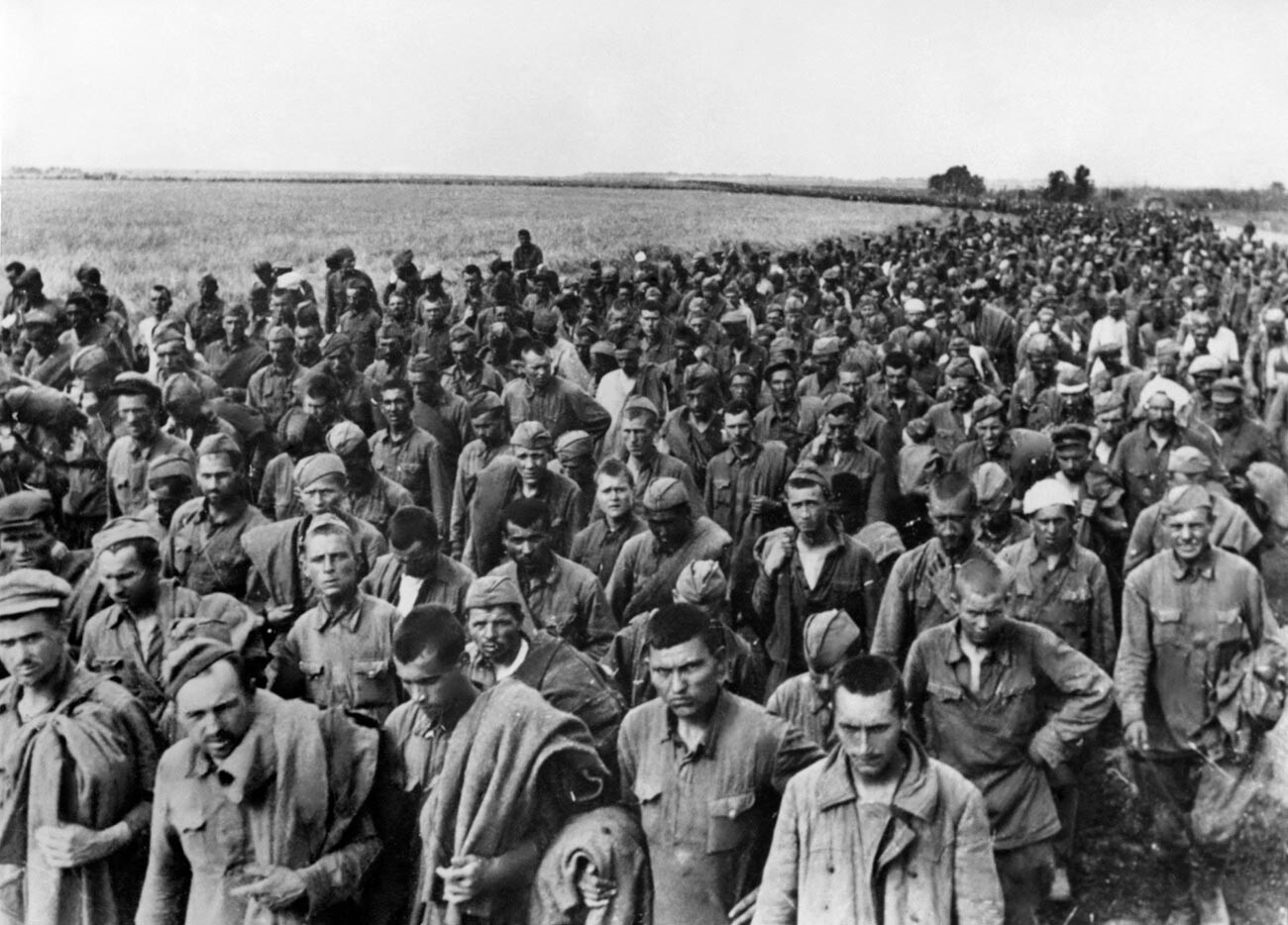 Gefangene der Roten Armee. Bezirk Charkow, Mai 1942.
