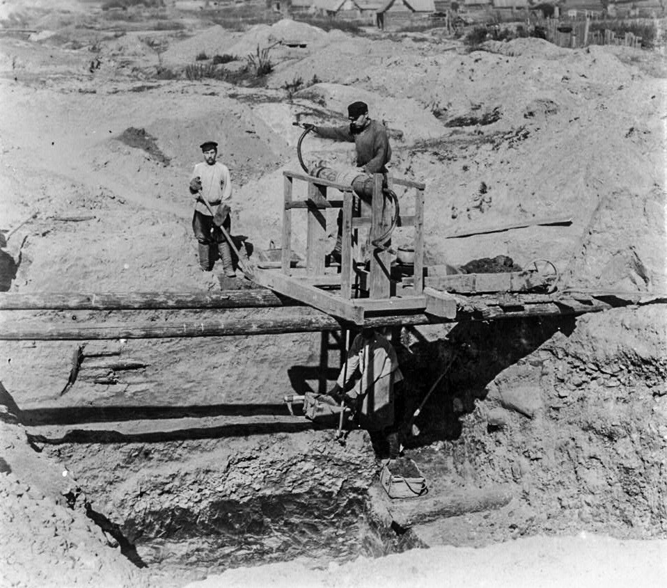 Extracción de arena aurífera en el río Beriózovka. Fotografía de Prokudin-Gorski. Los Urales, distrito de la ciudad de Beriózovski, principios del siglo XX.