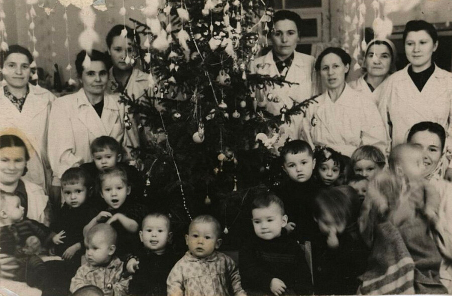 Ein Tannenbaum für das Personal des Kindergartens und die Kinder des Lagers