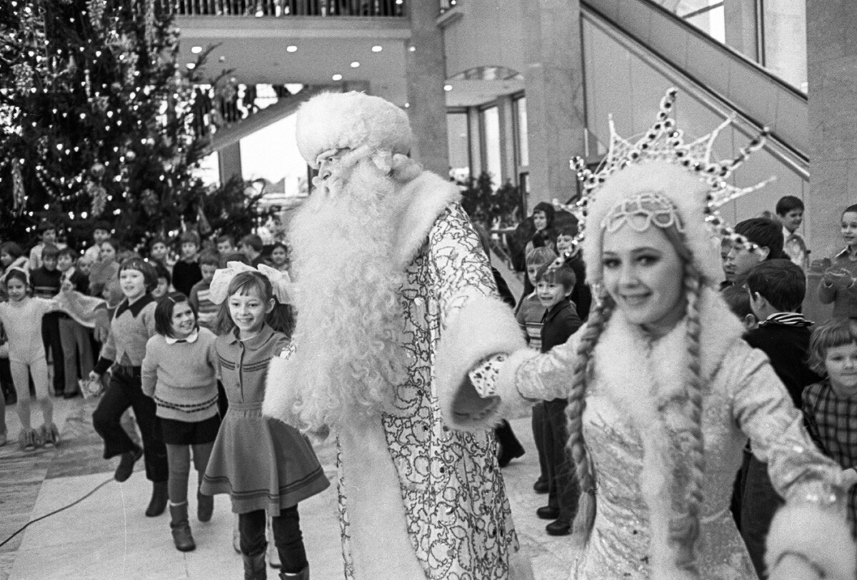 Mosca, URSS. Alcuni bambini, Ded Moroz (Babbo Natale), e Snegurochka (Fanciulla di neve) danzano mentre partecipano ai festeggiamenti per il nuovo anno nel Palazzo dei Congressi del Cremlino