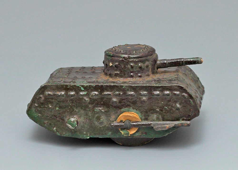 Елочная игрушка военного времени «Танк», картон, СССР, 1940-е. 