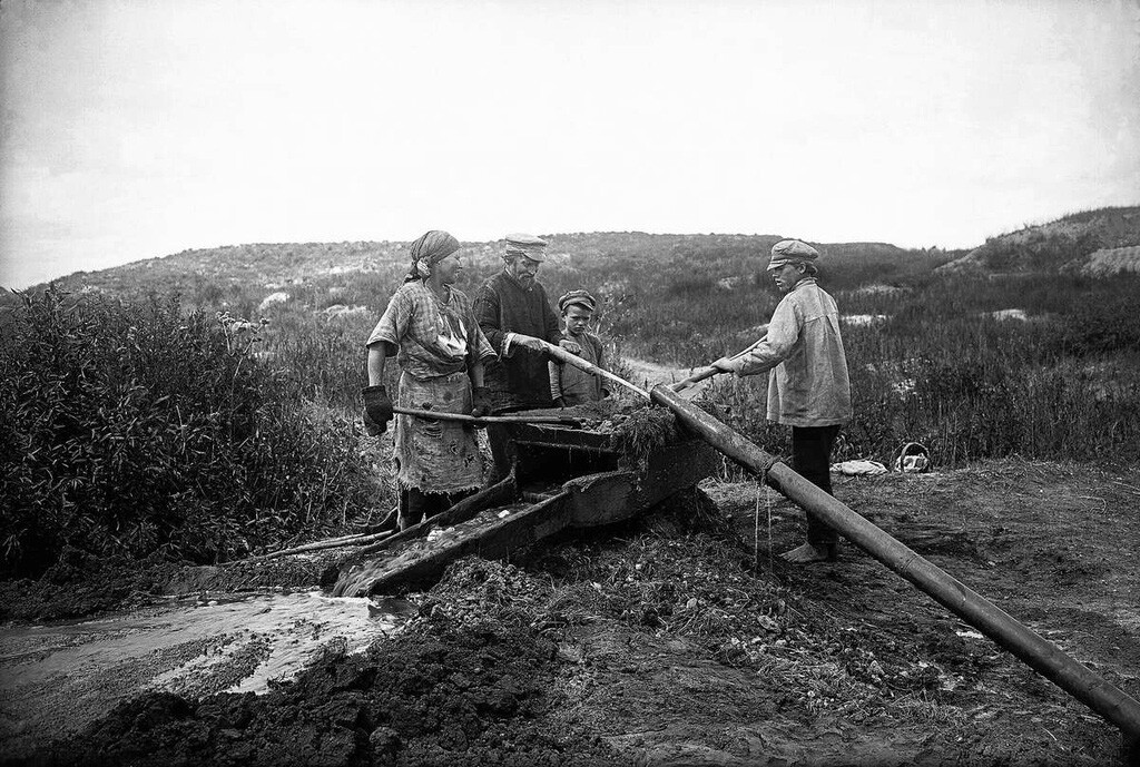 Lavado de oro por mineros en vertederos. Fecha de la foto: 14 de julio de 1926.
La mina formaba parte del distrito aurífero de Kochkar (afluentes del río Uy). 