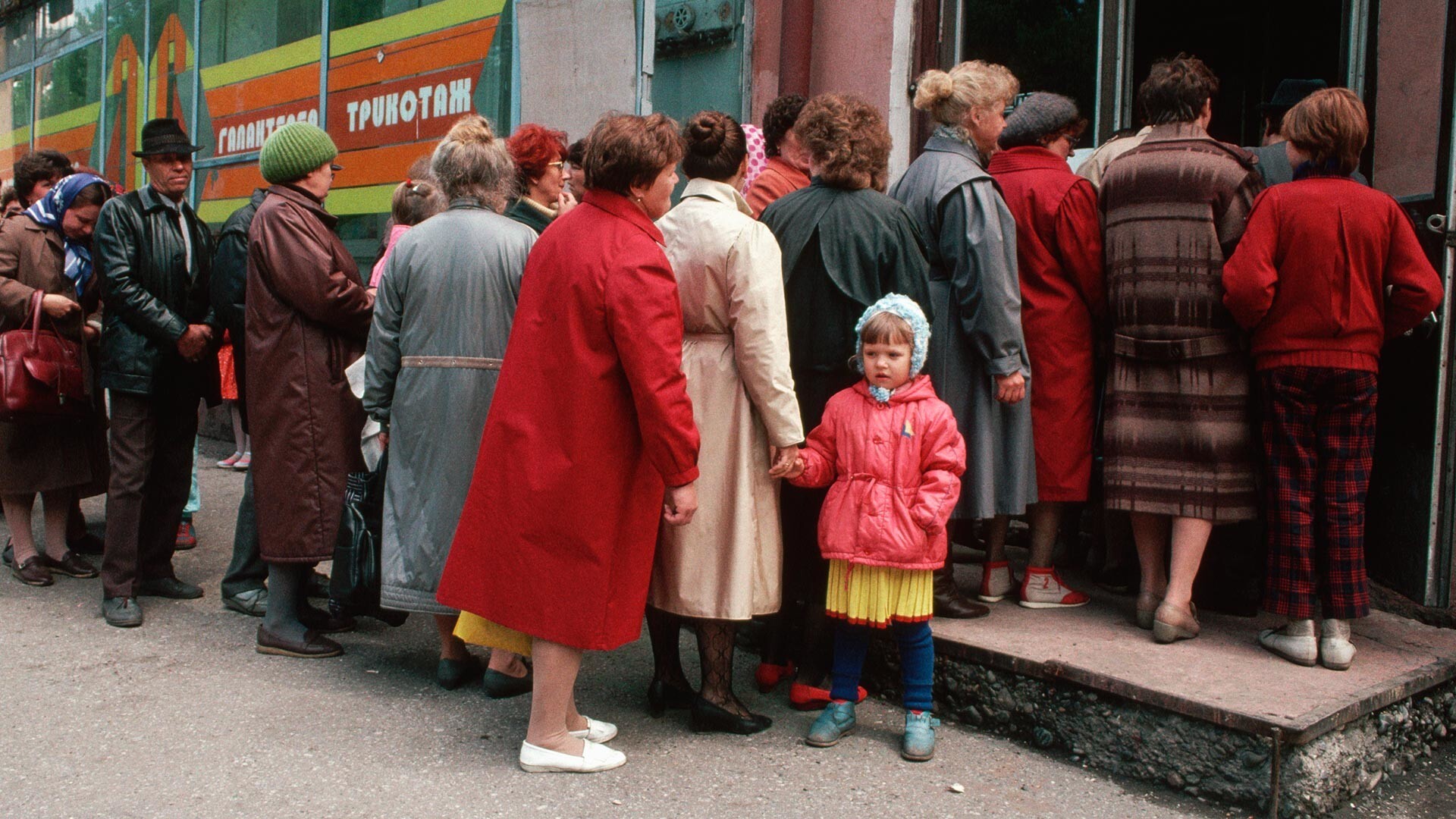 Siberianos haciendo cola frente a una tienda.
