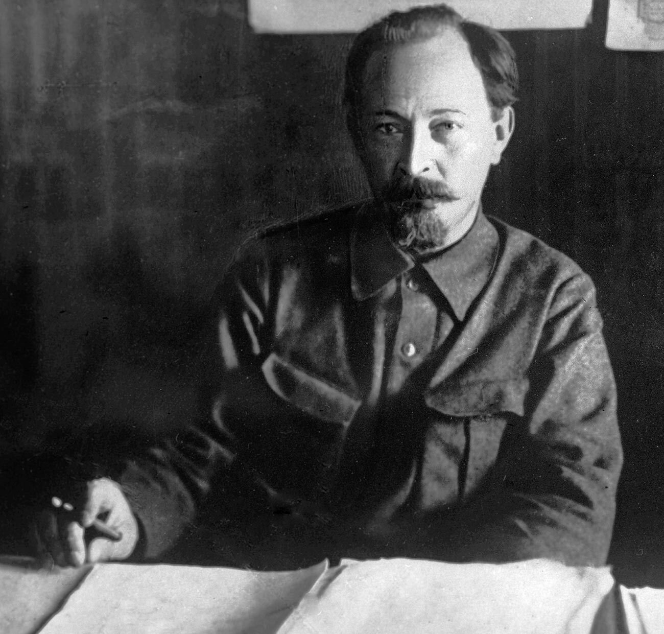 Félix Edmúndovich Dzerzhinski en su escritorio.