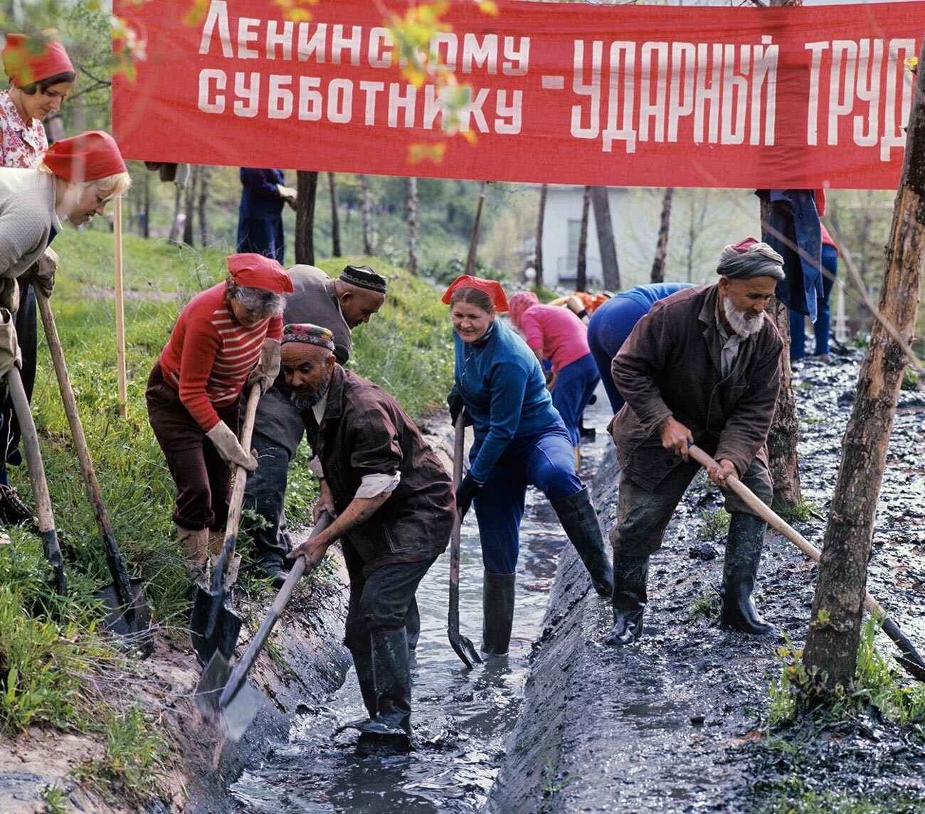 Residentes de la ciudad en el 'subbótnik' comunista Lenin.