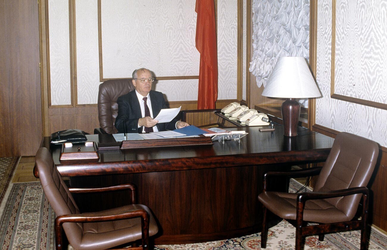 Mihail Gorbačov v svoji Kremeljski pisarni