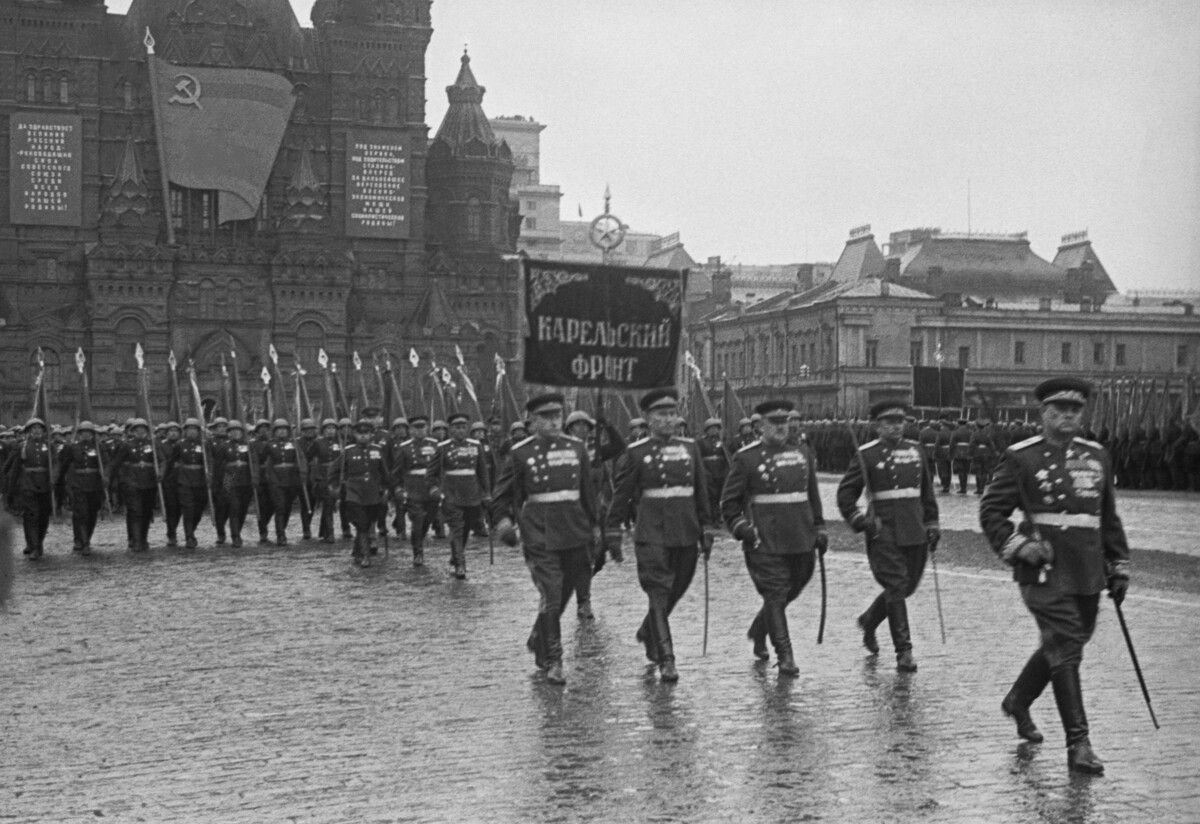 Marschall der Sowjetunion Kirill Merezkow mit dem Regiment der Karelischen Front bei der Siegesparade auf dem Roten Platz nach dem Ende des Zweiten Weltkriegs, 24.06.1945
