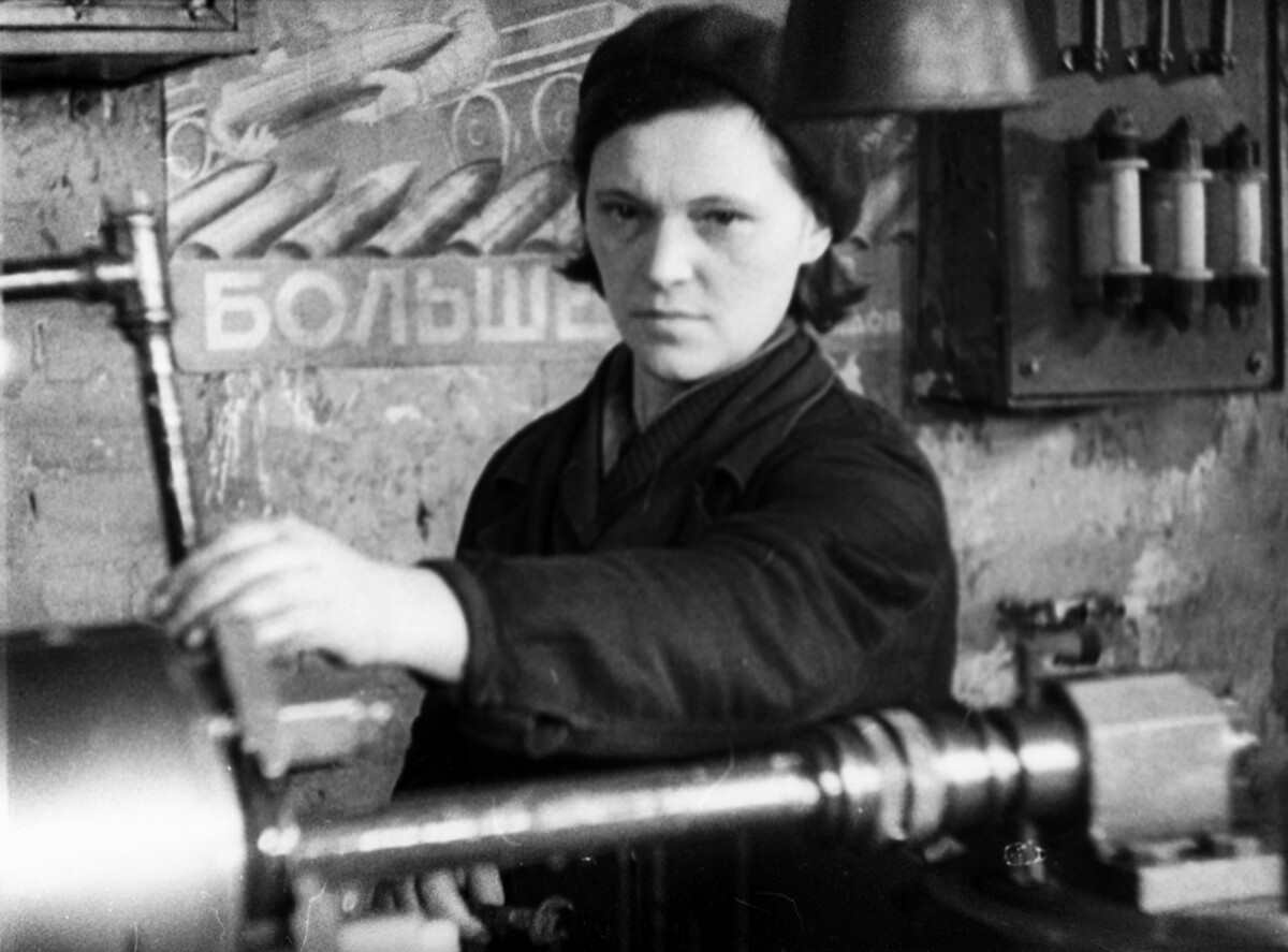 Ausschnitt aus dem Dokumentarfilm „Moskowiter im Jahr 1941“. Sowjetische Frauen an Fabrikmaschinen
