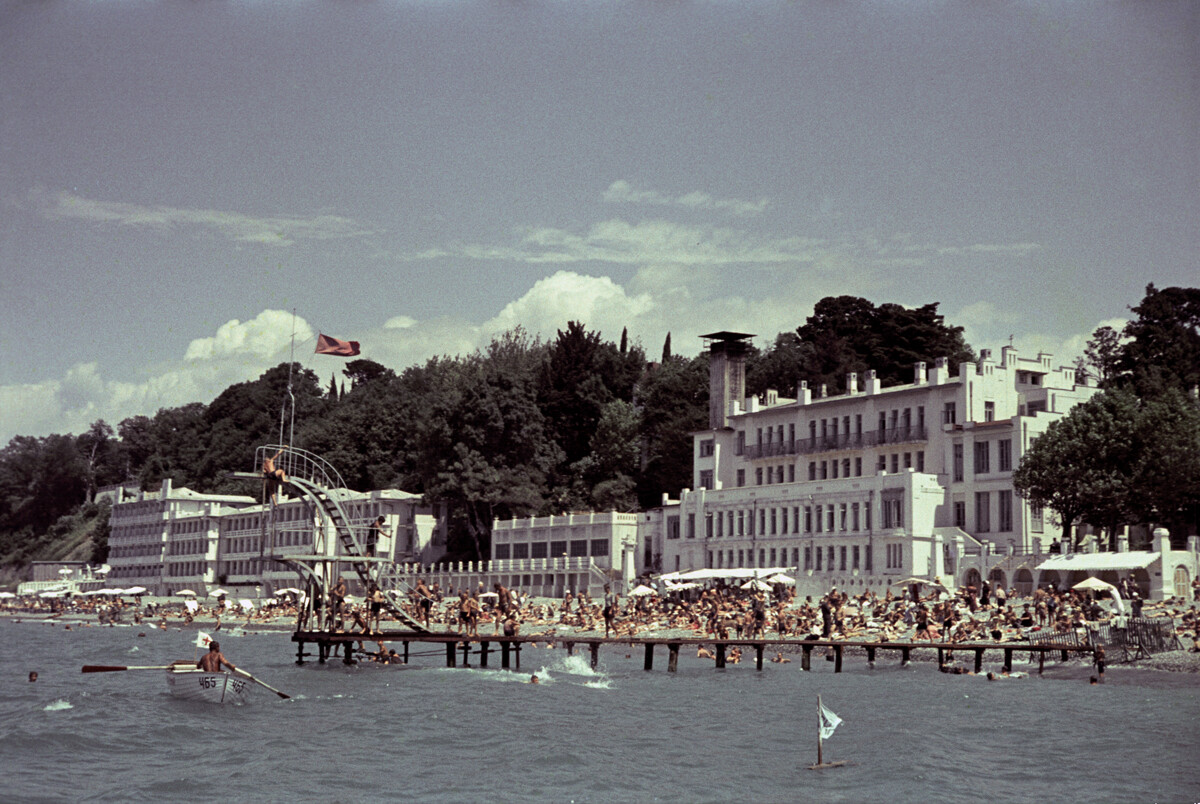 Sanatorium „Kaukasische Riviera“ des Allunions-Zentralrats der Gewerkschaften in Sotschi Strand des Sanatoriums, 1964
