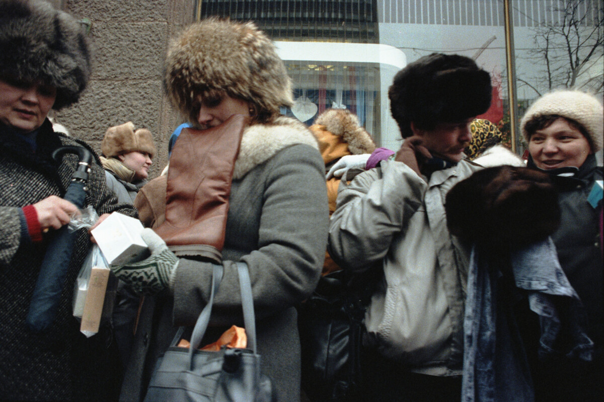 Flohmarkt in der Twerskaja-Straße in Moskau, 1. Januar 1992 
