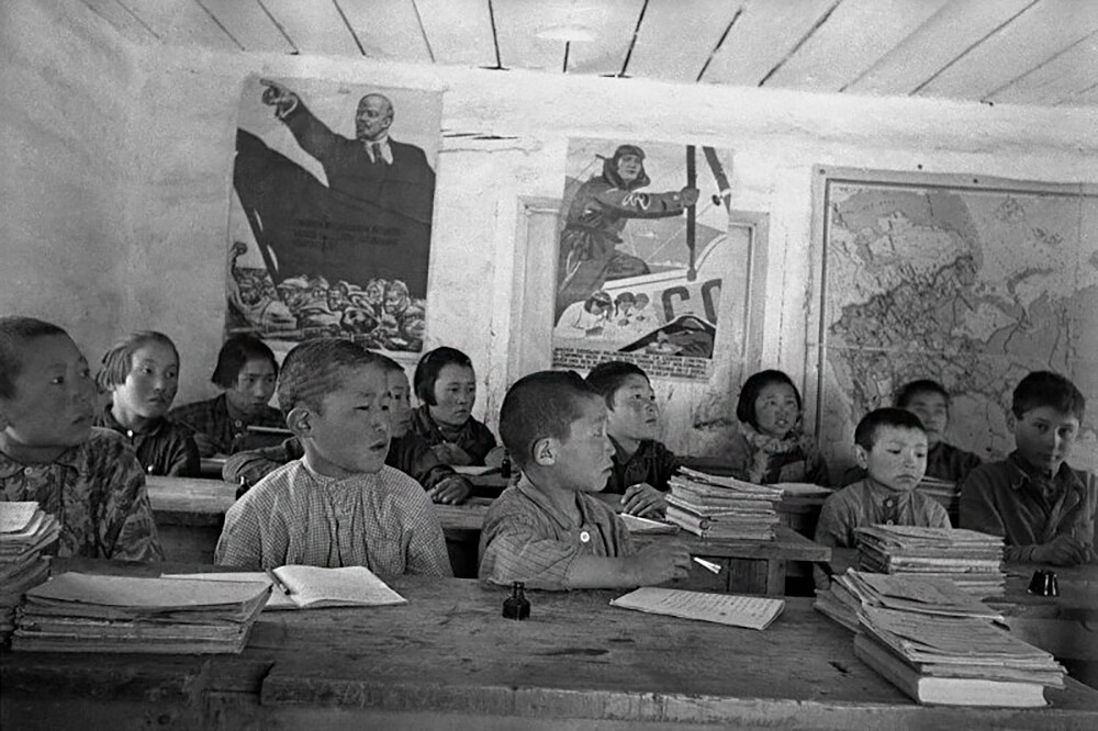 На занятиях в школе, 1934