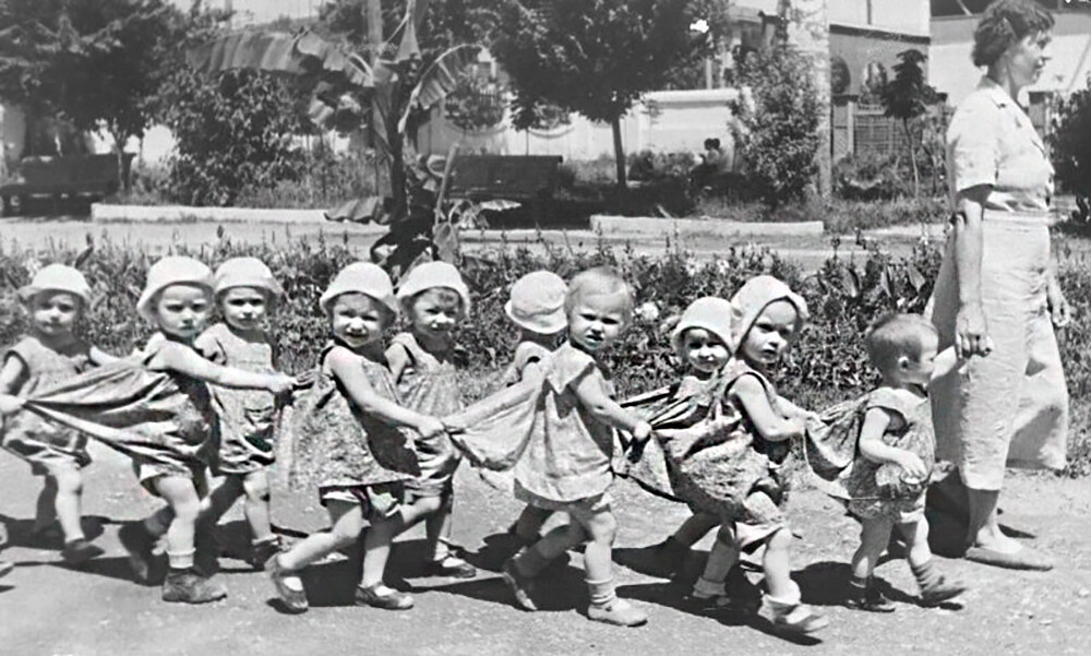 Детский сад на прогулке, 1930-е
