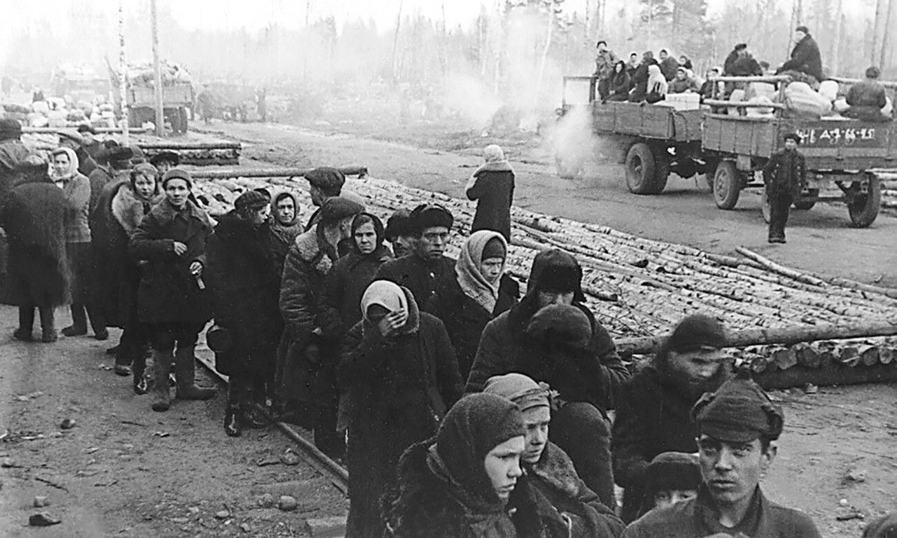 Des habitants du Leningrad assiégé font la queue pour obtenir de la nourriture
