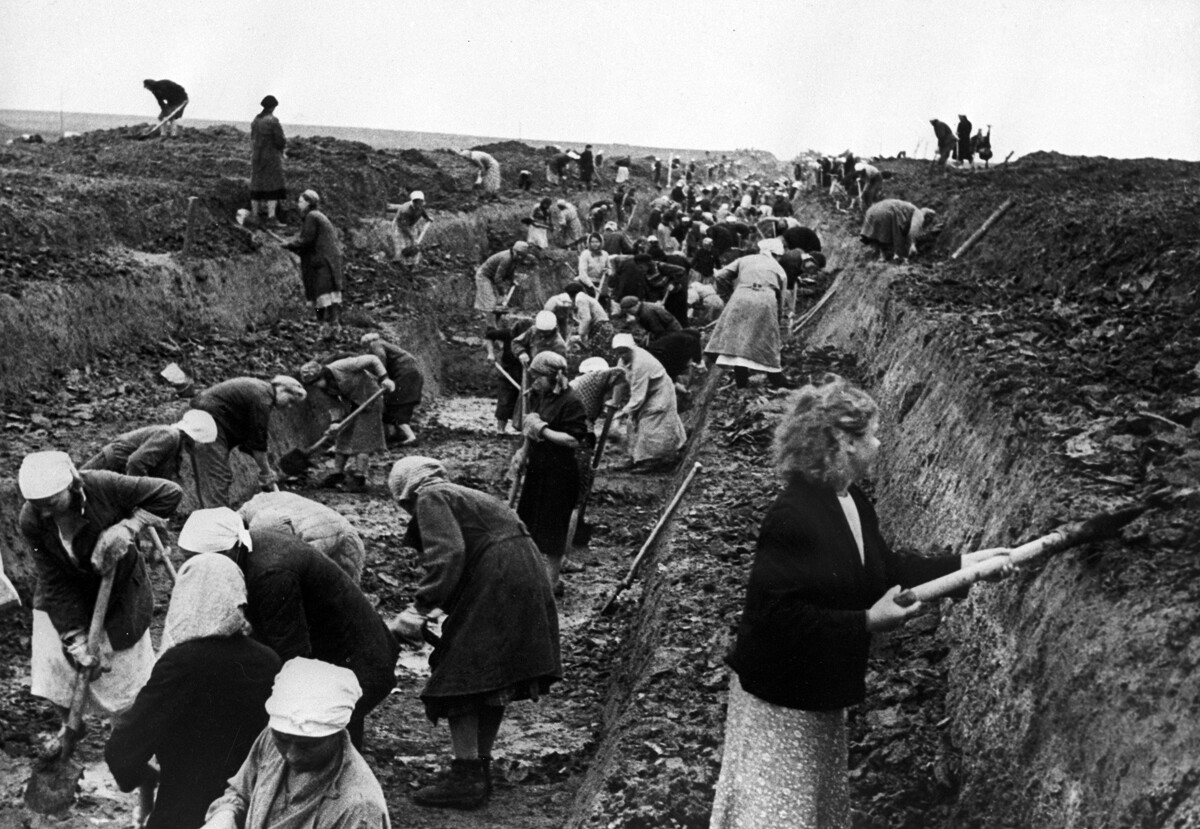 Комсомолци помажу у изградњи одбрамбених објеката у близини Москве, 1941.