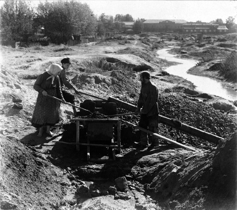 Pranje zlatonosnega peska. Fotografija Prokudin-Gorskega, Ural, okrožje mesta Berjozovski, začetek 20. stoletja 