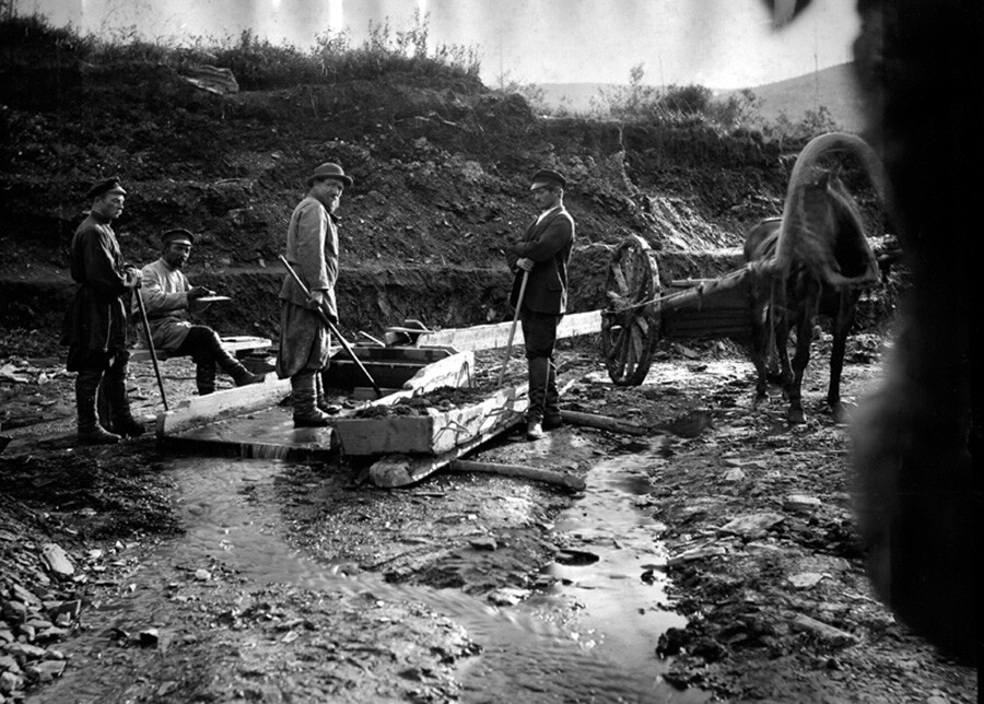 Delavci med pranjem zlatonosnega peska na Sahalinu.