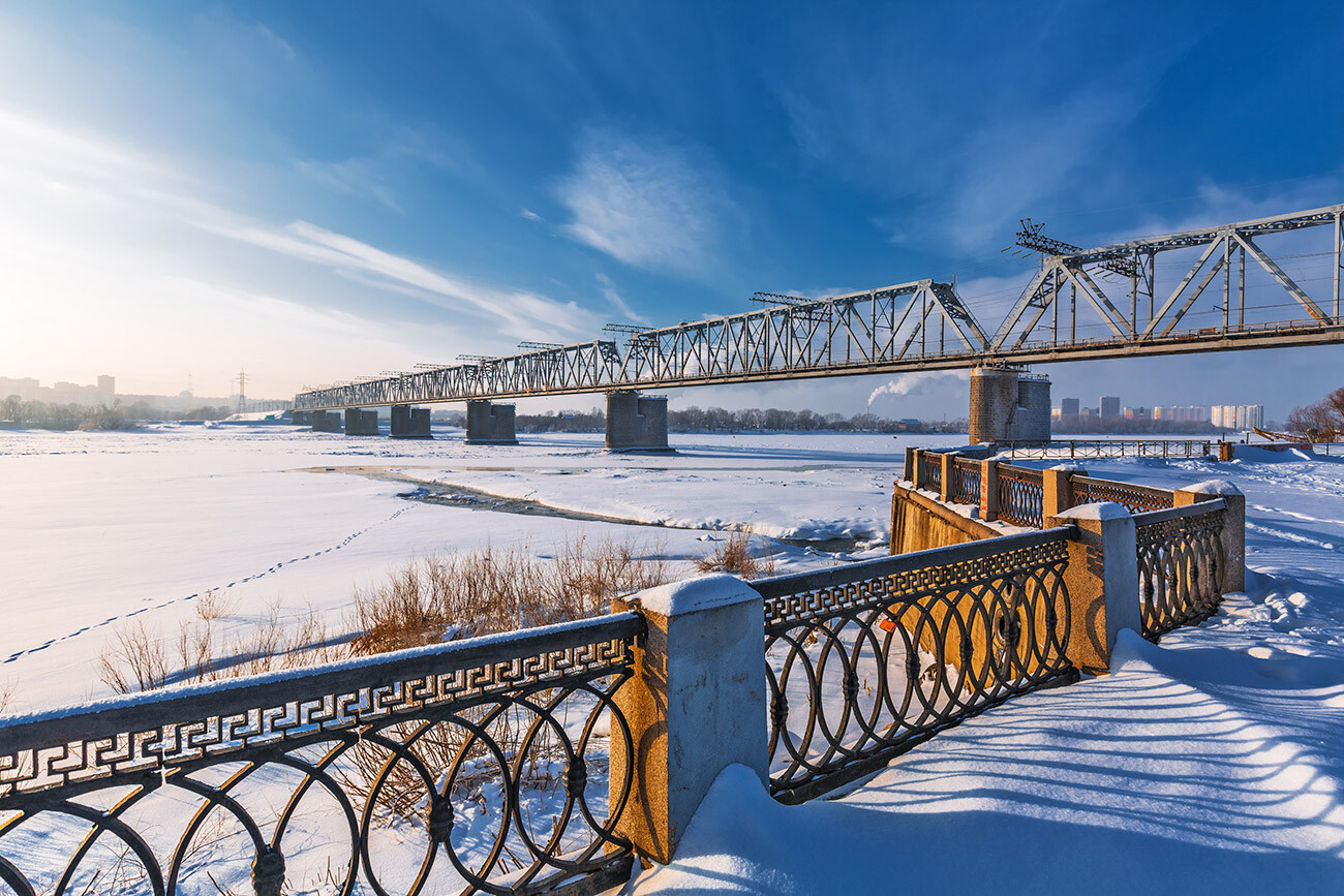 Eisenbahnbrücke über den Fluss Ob. Nowosibirsk, Russland.