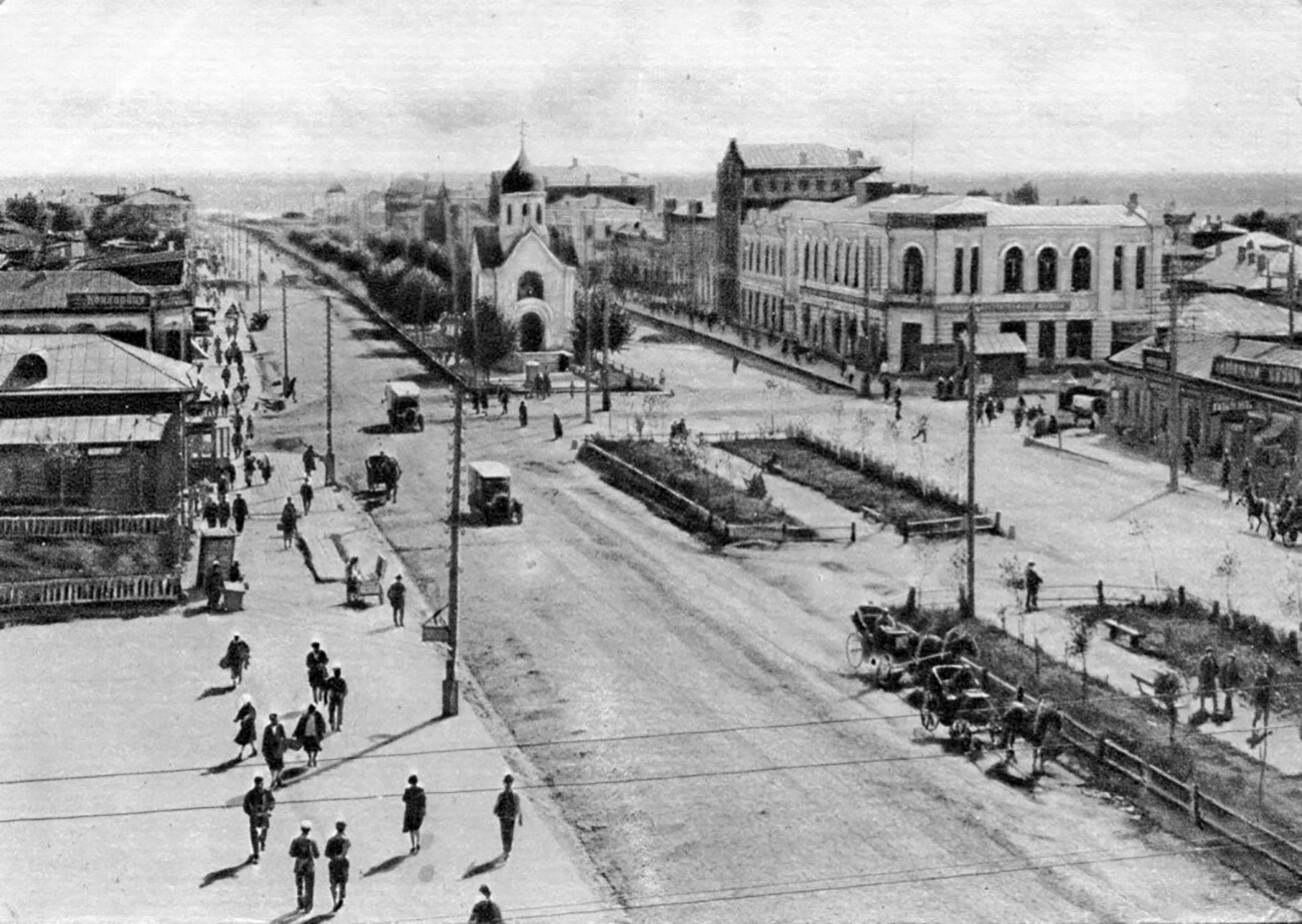 Kapelle des Heiligen Nikolaus in Nowonikolajewsk. Blick vom Dach des 1927 errichteten Gebäudes der Prombank der UdSSR (heute das Rathaus). Die Kapelle wurde 1930 zerstört.