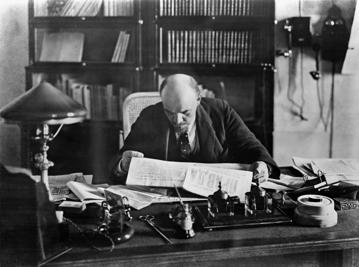 Владимир Илич Ленин во својот работен кабинет во Кремљ, 1918.