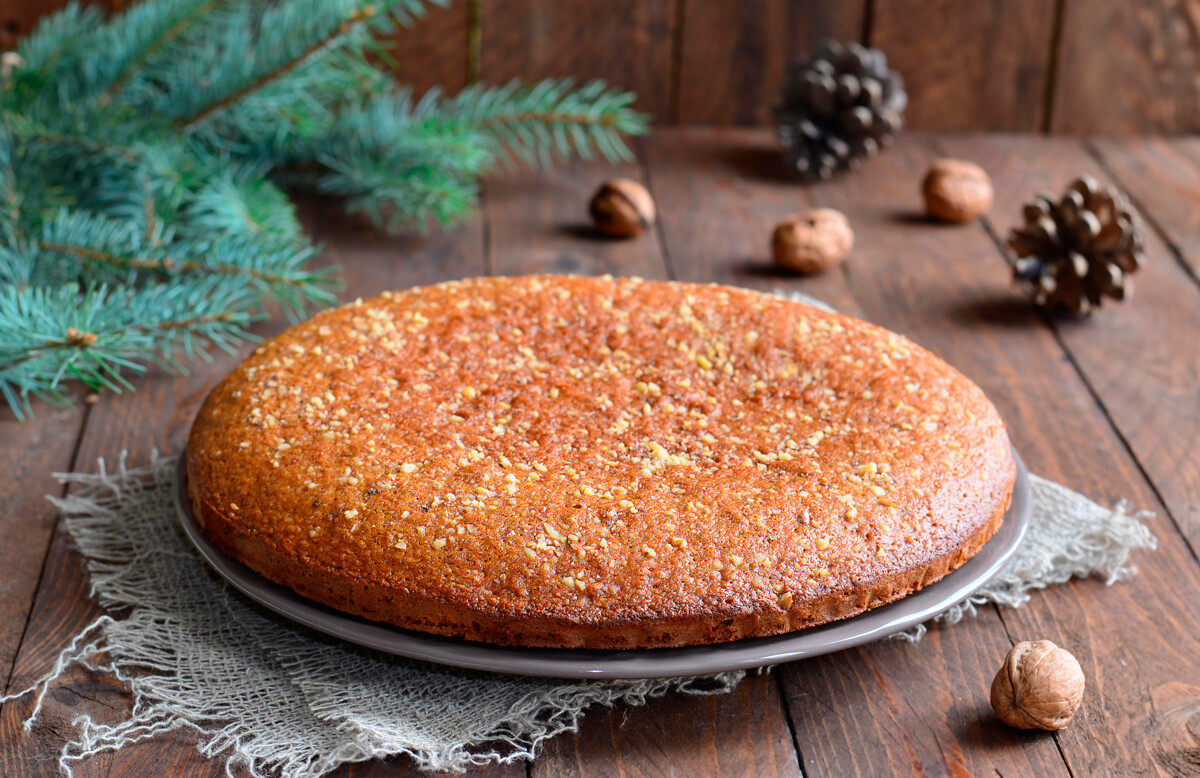 Esta suave y sabrosa kovrizhka de miel con relleno dulce no puede faltar en ninguna mesa navideña.