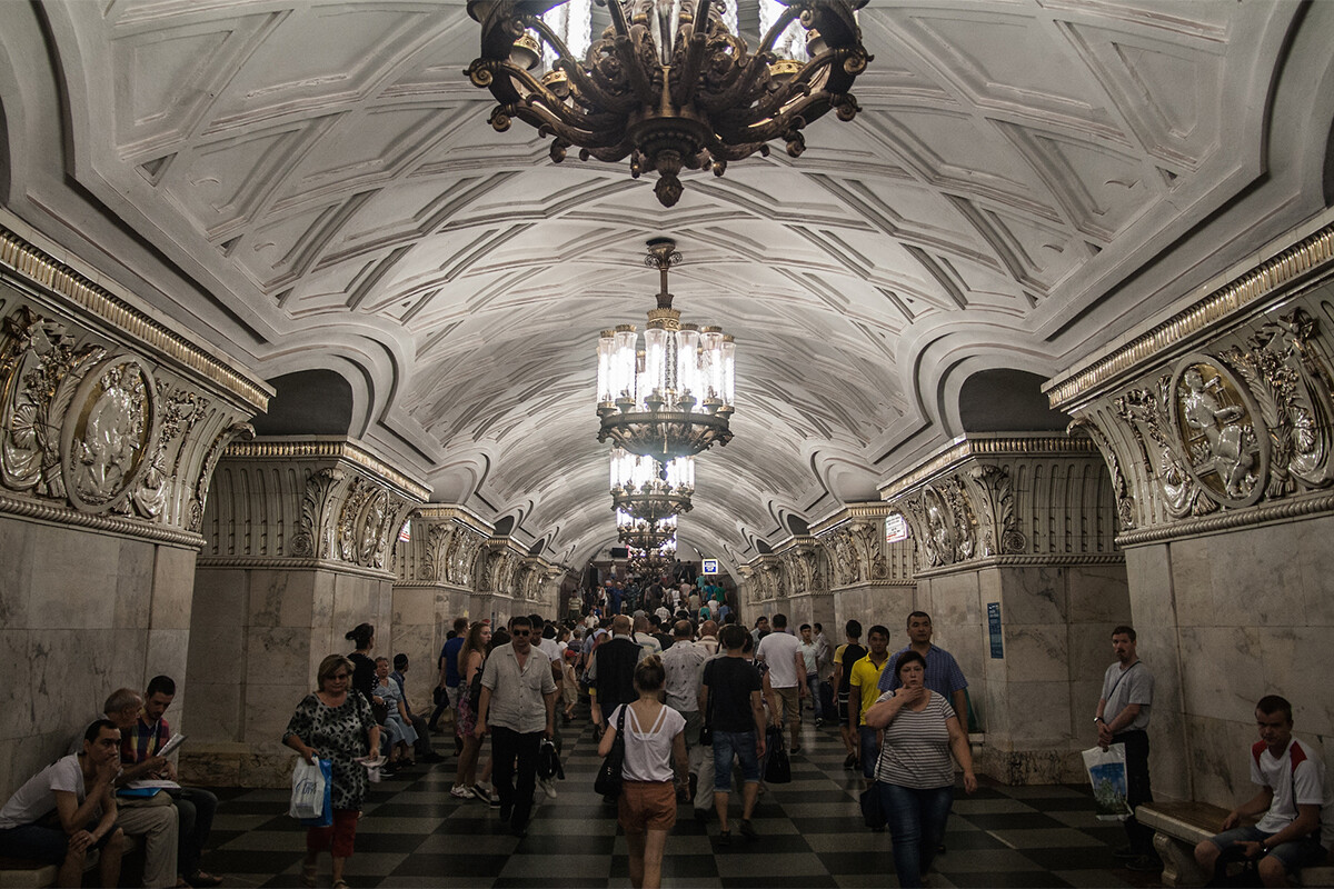 Viaje pela arquitetura socialista do metrô de Moscou